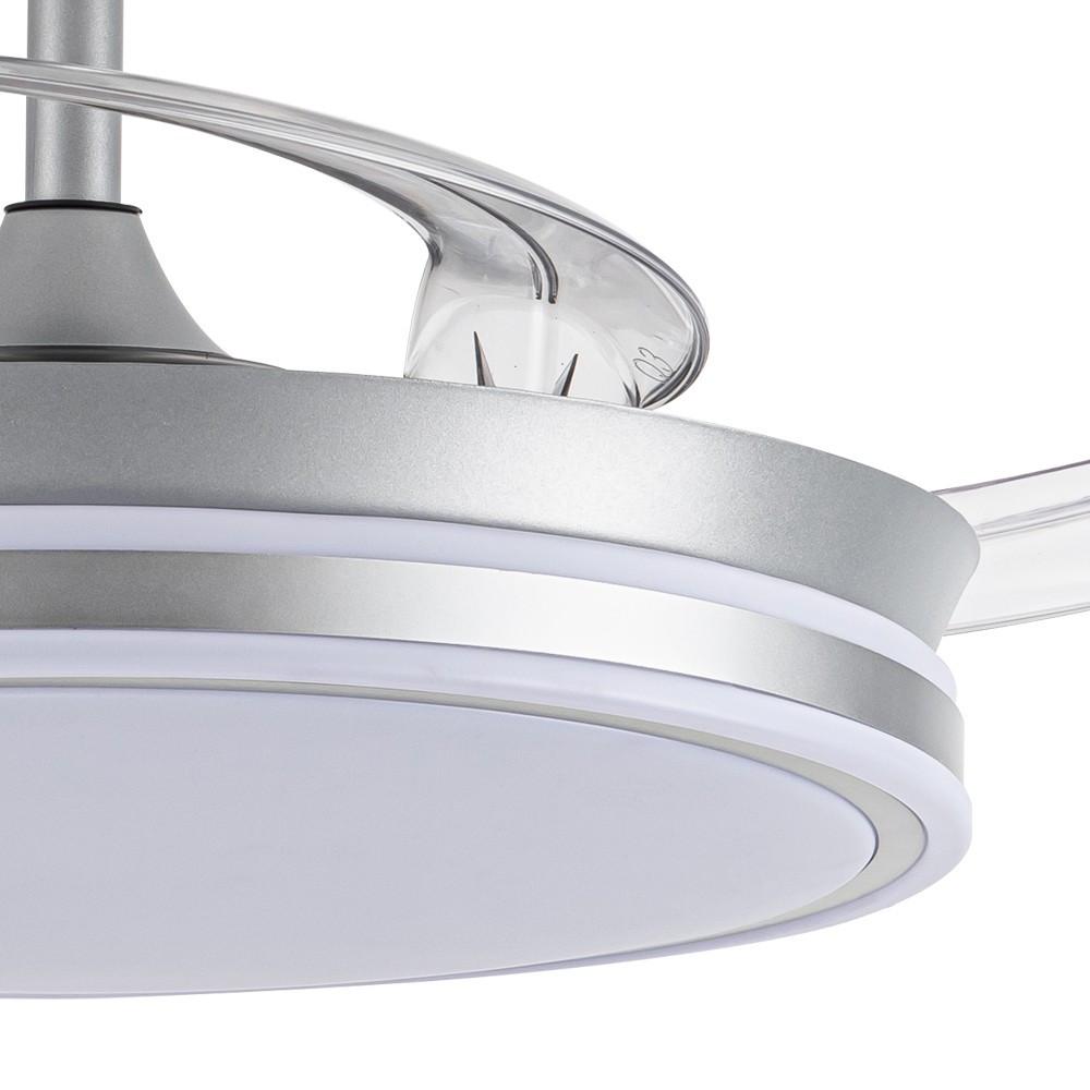 Primer plano de un ventilador de techo plateado con luz. Se ven aspas transparentes.