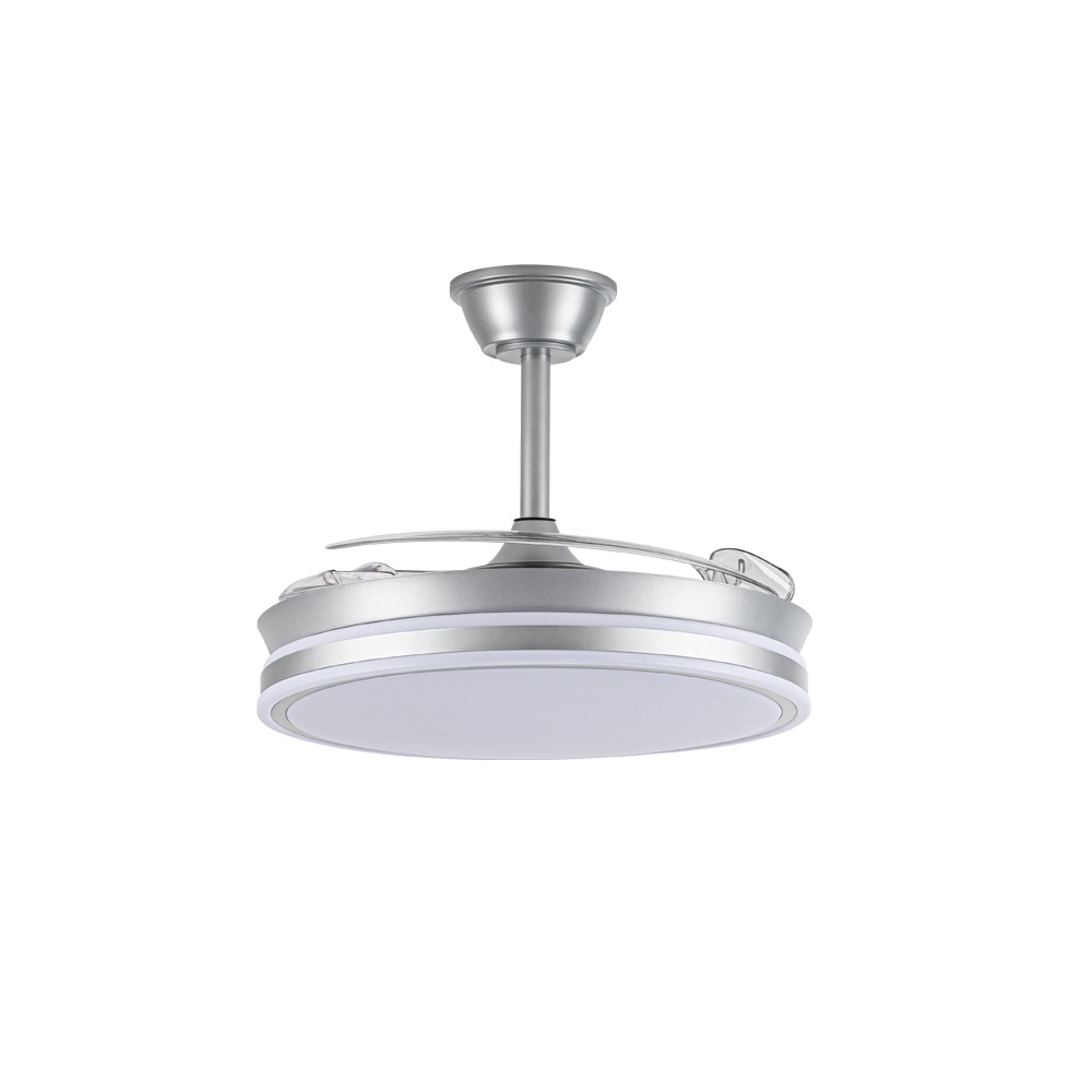 Ventilador de techo plateado con luz. Las aspas son curvas y la luz está encendida.