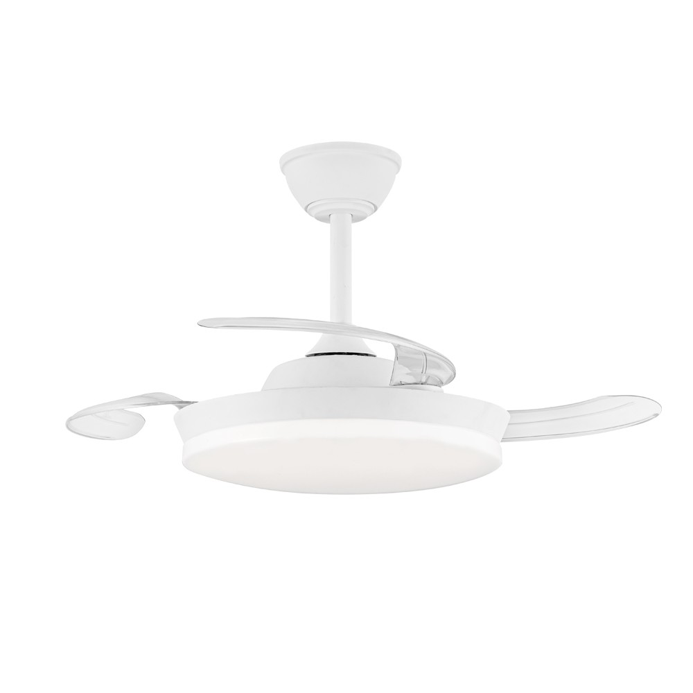 Ventilador de techo blanco con luz sobre fondo blanco. Las aspas son curvas.