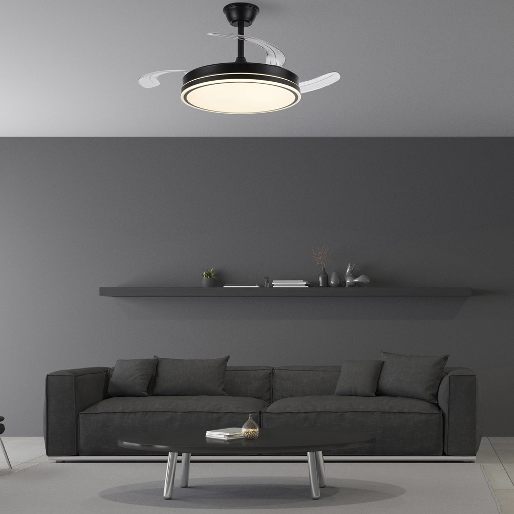 Salón con ventilador de techo negro. Paredes gris oscuro, sofá, mesa de centro. La luz está encendida.