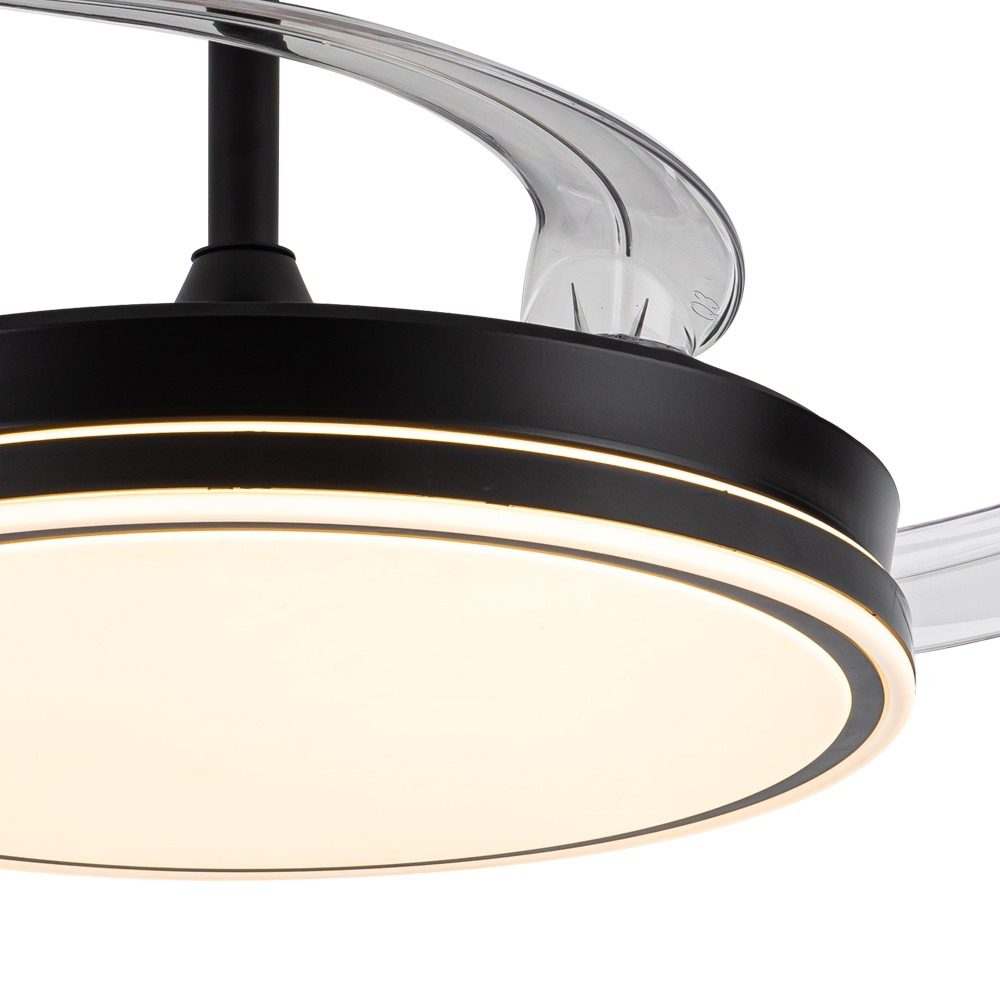 Ventilador de techo negro con luz brillante y aspas transparentes.