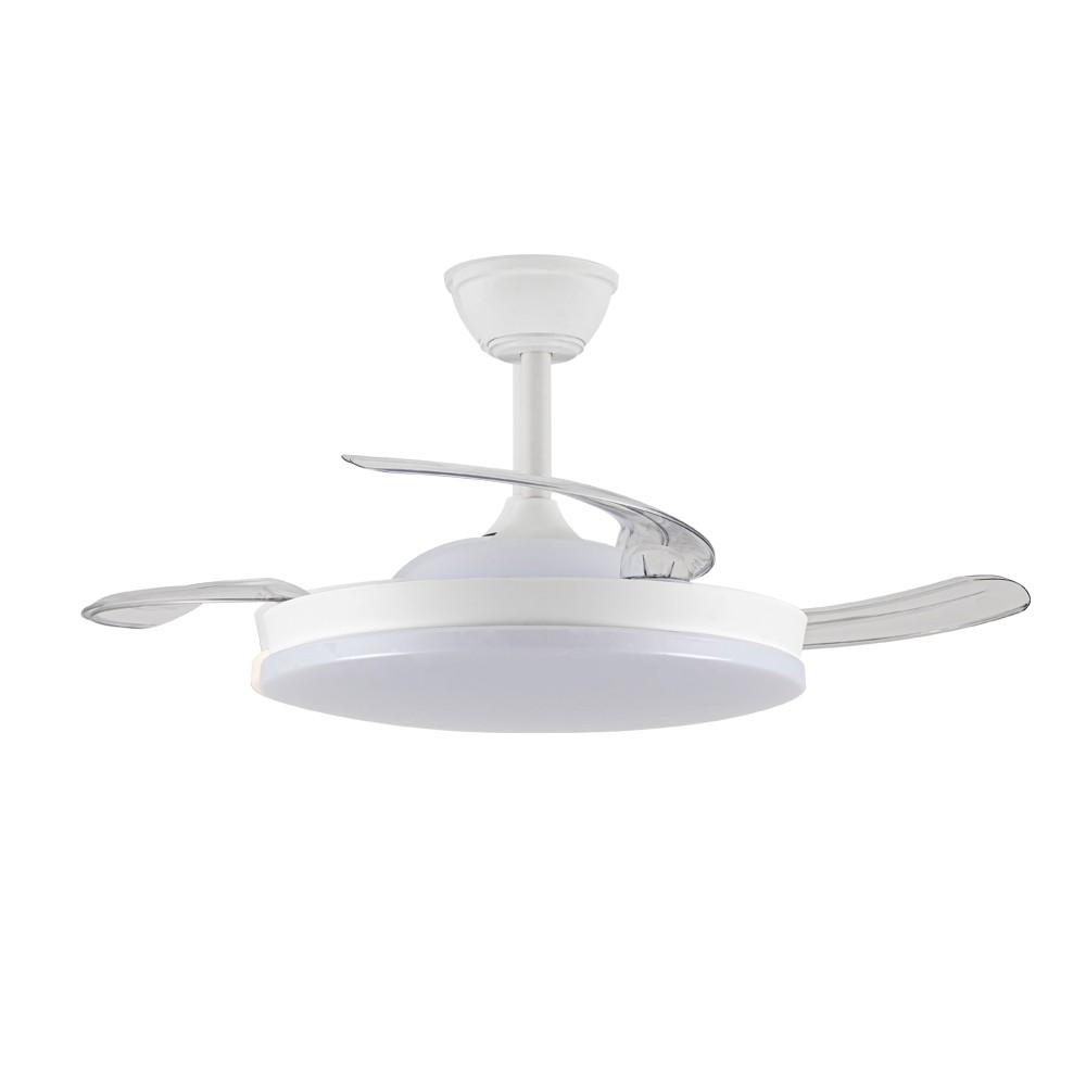 Ventilador de techo blanco con luz y aspas, sobre fondo blanco. Vista del ventilador desde abajo.