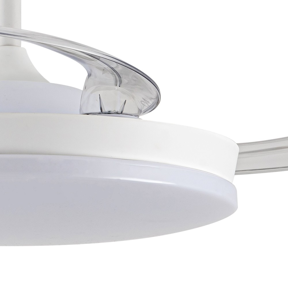Primer plano de un ventilador de techo blanco. Muestra la luz, las aspas y el diseño moderno.