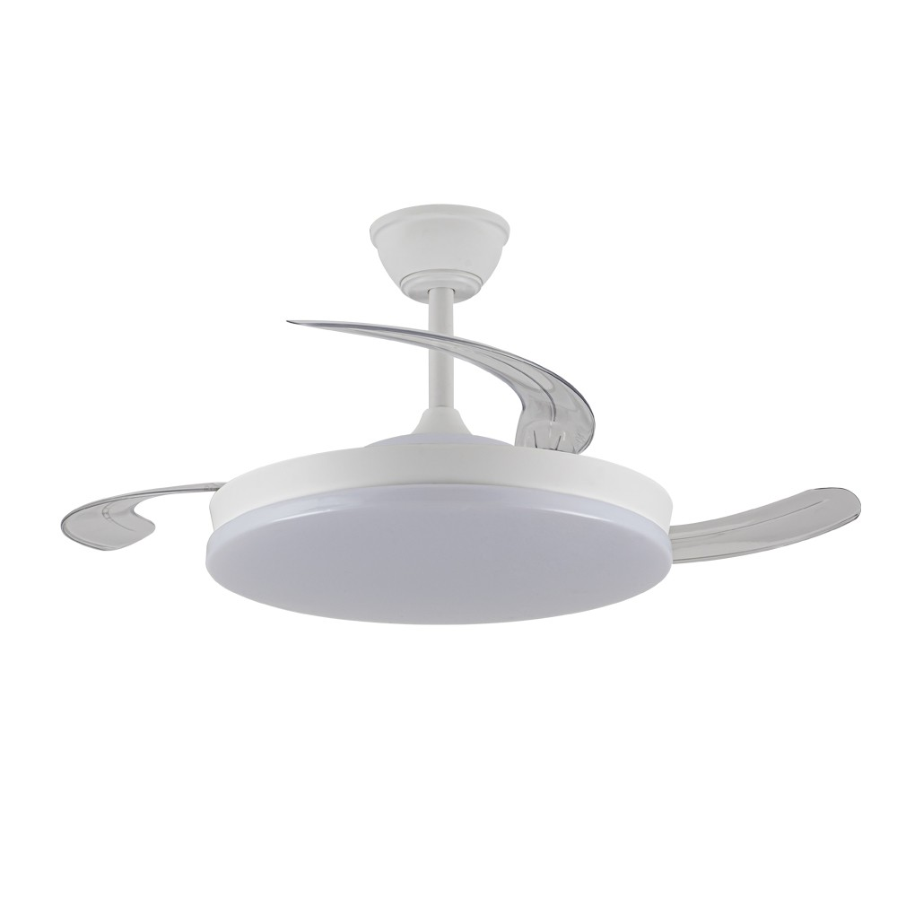 Ventilador de techo blanco con luz y aspas, sobre fondo blanco. Vista del ventilador desde abajo.