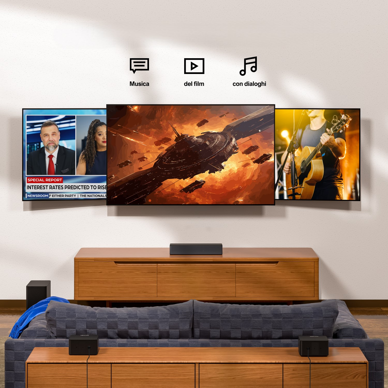 Tre schermi che mostrano notizie, una scena spaziale e un chitarrista. Un divano blu è di fronte alla TV.