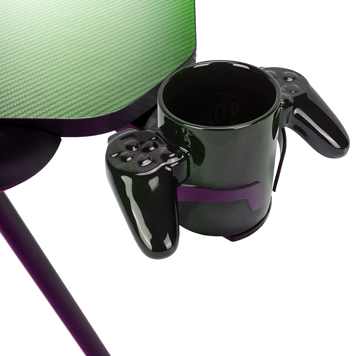 Primer plano de un portavasos sujeto a una silla gamer. Una taza negra está en el soporte.