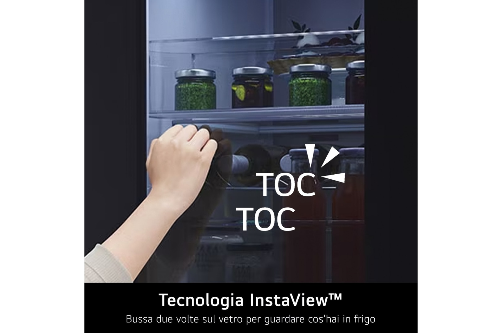 Una mano che bussa alla porta del frigorifero. All'interno, barattoli di cibo sugli scaffali. Testo: "Tecnologia InstaView".