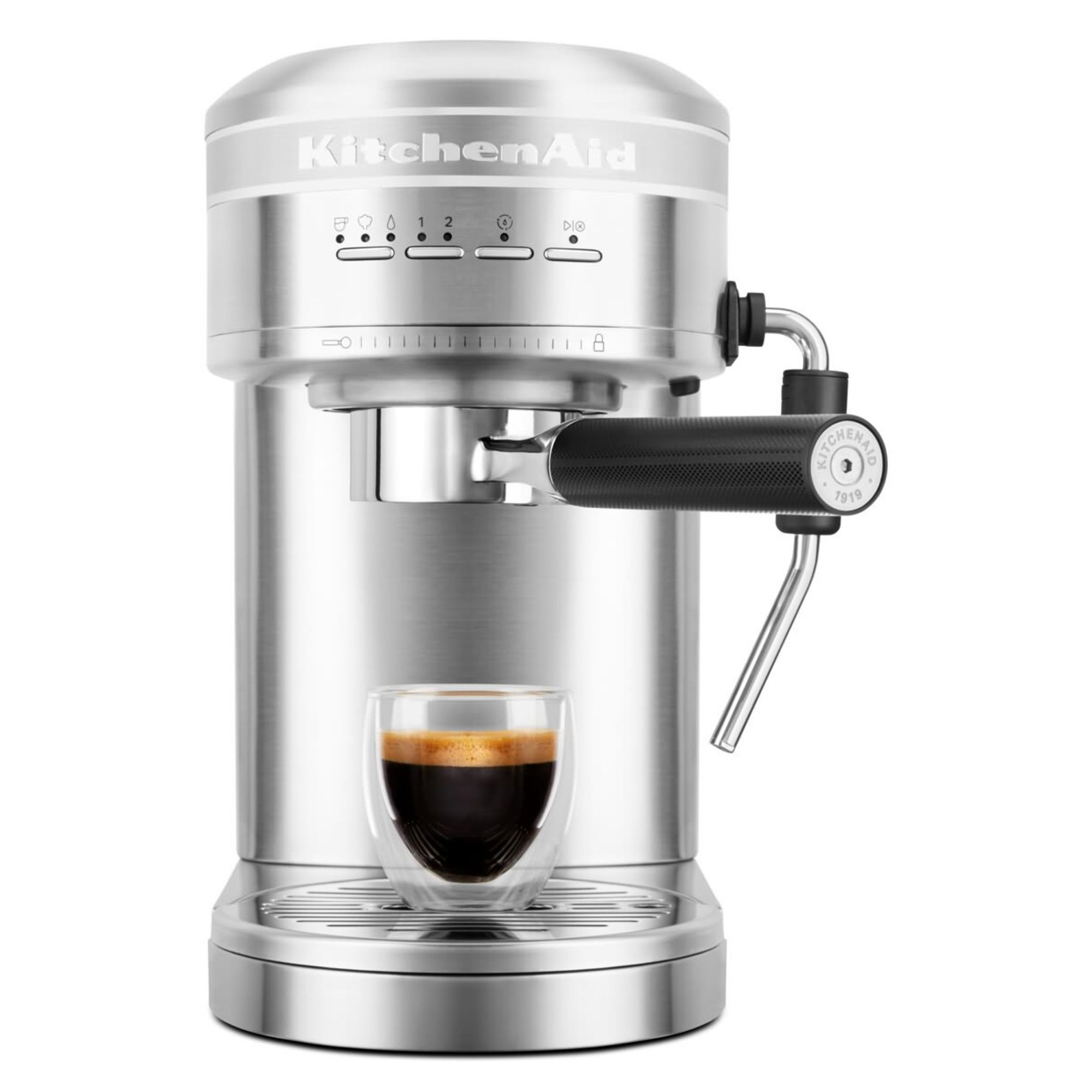 Silberne KitchenAid Espressomaschine mit einer Tasse Kaffee davor. Schwarzer Griff. Weißer Hintergrund.