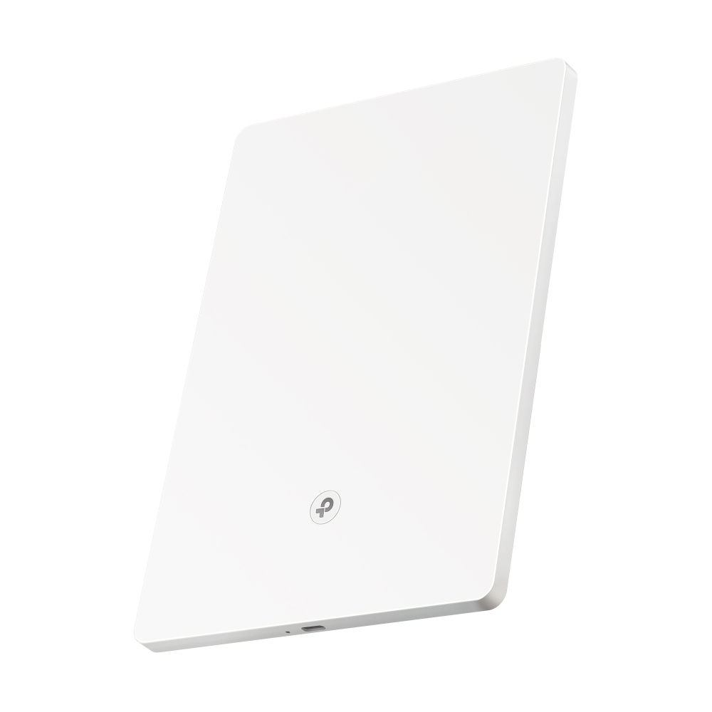 Tp-link logosu ile beyaz arka plan üzerinde beyaz kablosuz şarj cihazı.