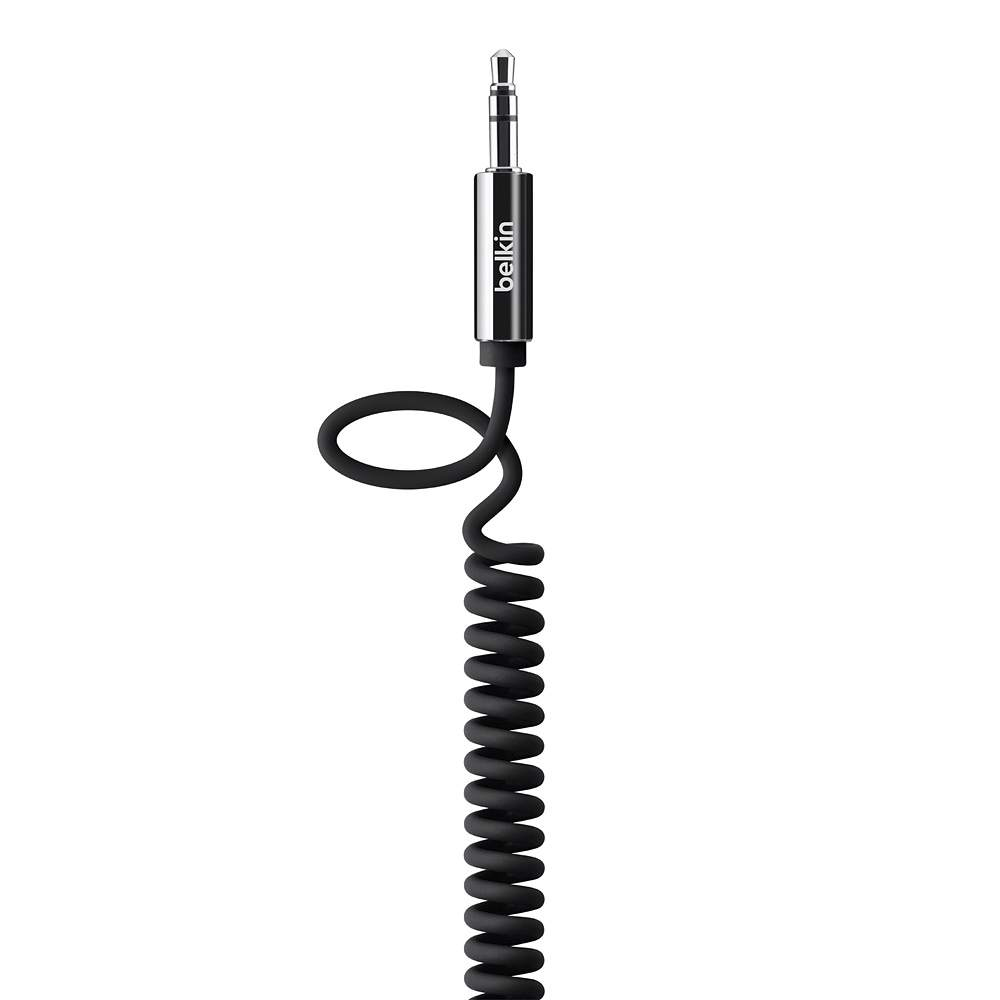 Cable de audio Belkin negro con una sección en espiral y logotipo plateado de Belkin sobre fondo blanco.