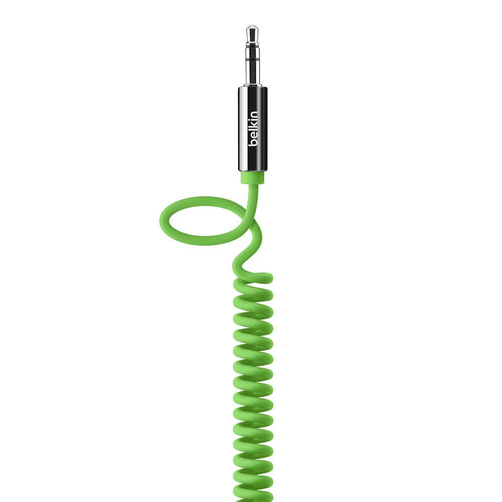 Grünes gewendeltes Belkin-Audiokabel mit 3,5-mm-Klinke.