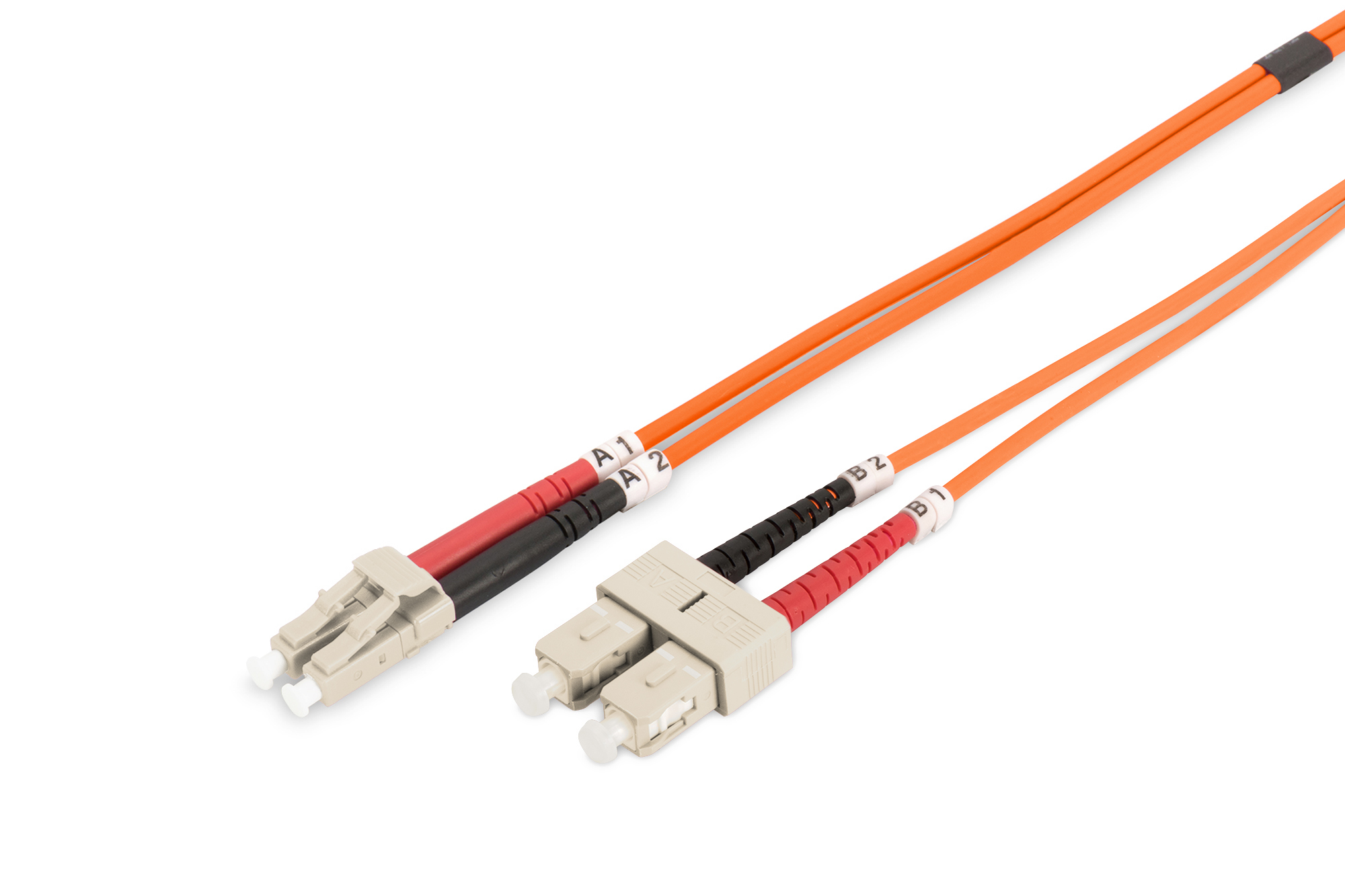 Due cavi in fibra ottica arancioni con connettori. Sono su una superficie bianca.