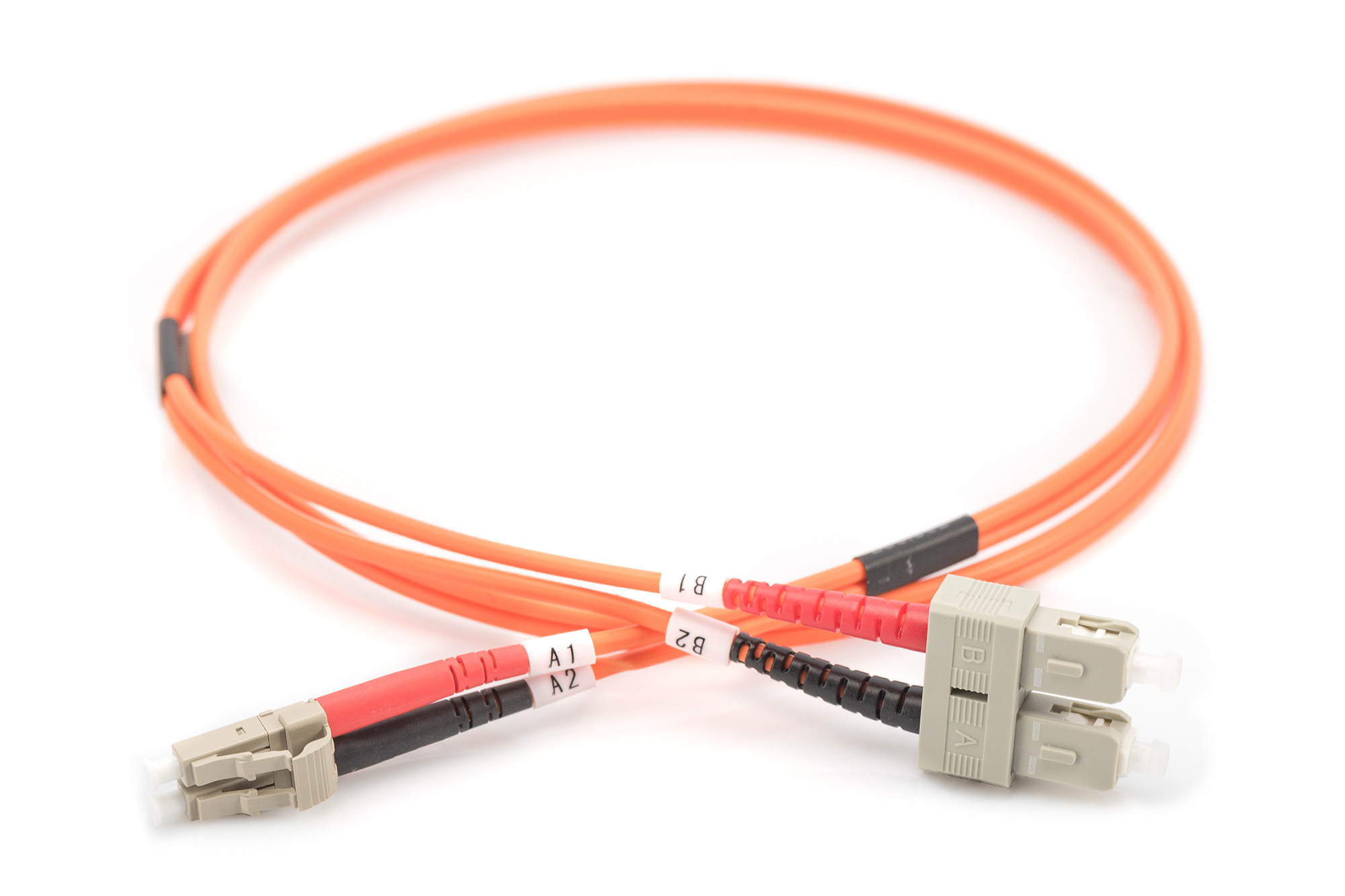 Due cavi in fibra ottica beige con connettori arancioni, su sfondo bianco.