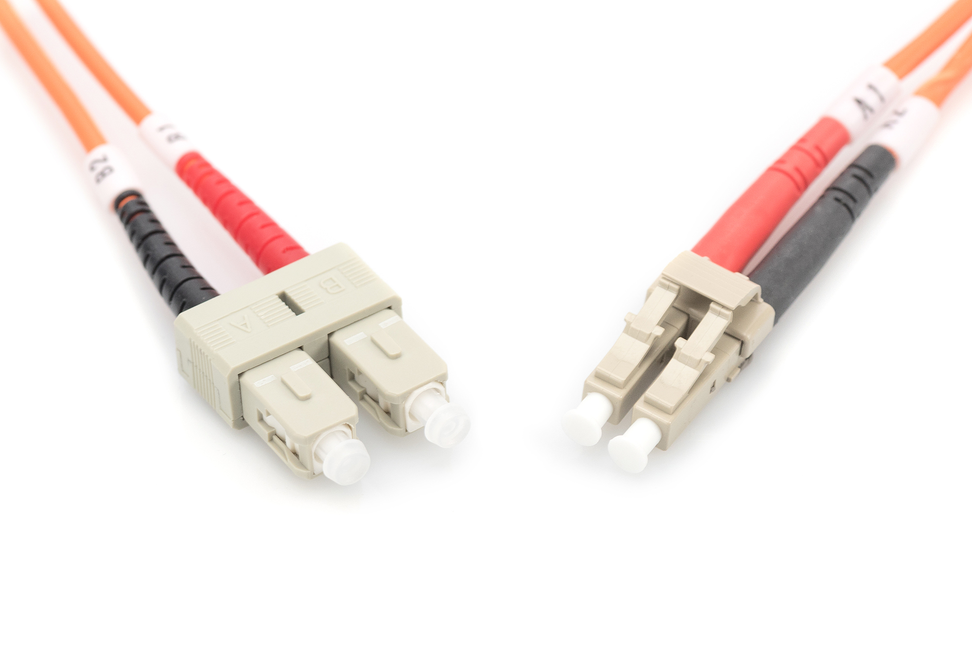 Due cavi in fibra ottica beige con connettori arancioni e neri, su sfondo bianco.