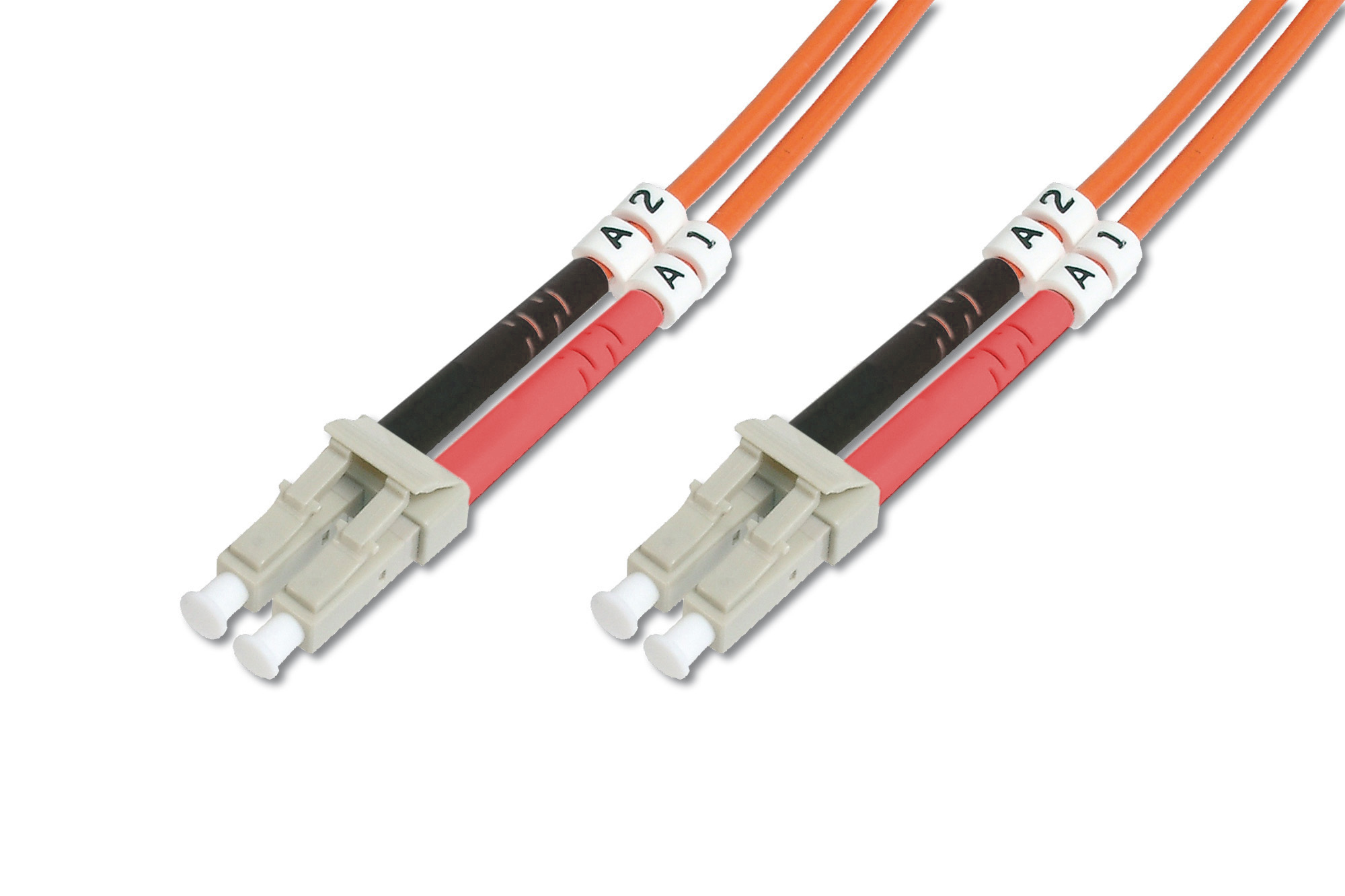 Due cavi in fibra ottica arancioni con connettori bianchi, etichettati A1, A2, e guaina nera/rossa, su sfondo bianco.