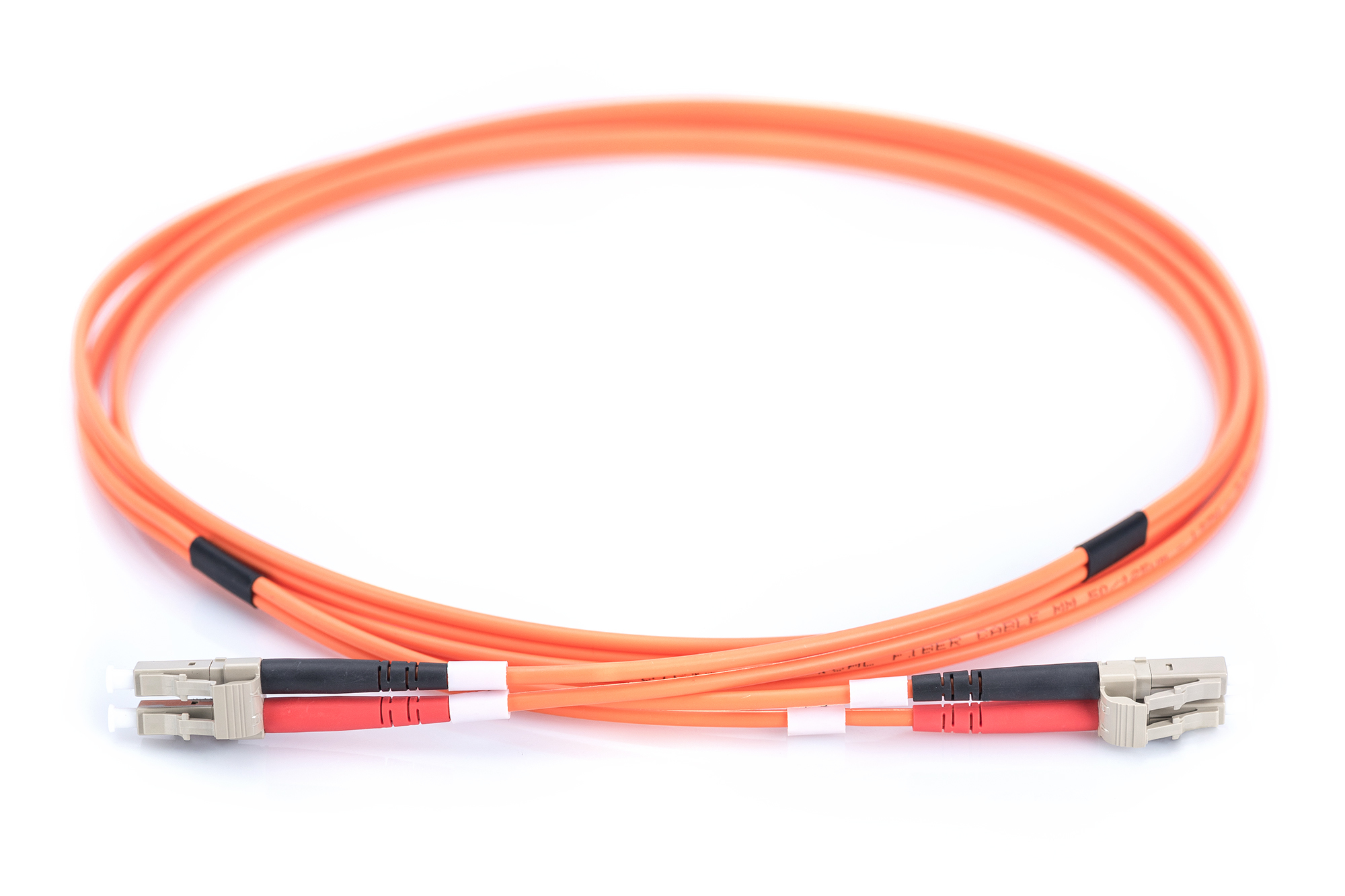 Cavo in fibra ottica arancione con connettori. Sfondo bianco.