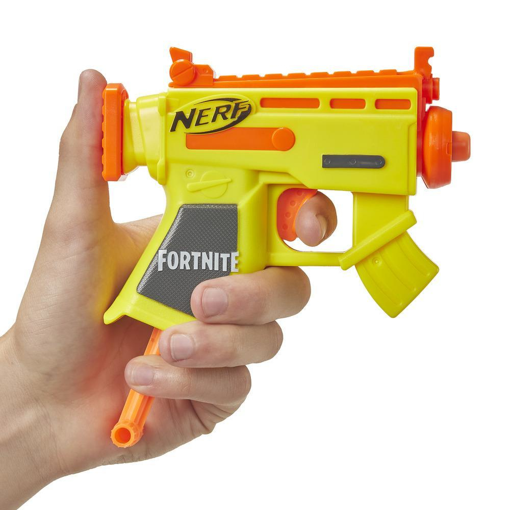Eine Hand hält eine gelbe und orangefarbene Nerf Fortnite-Pistole. Die Pistole zeigt auf den Betrachter.