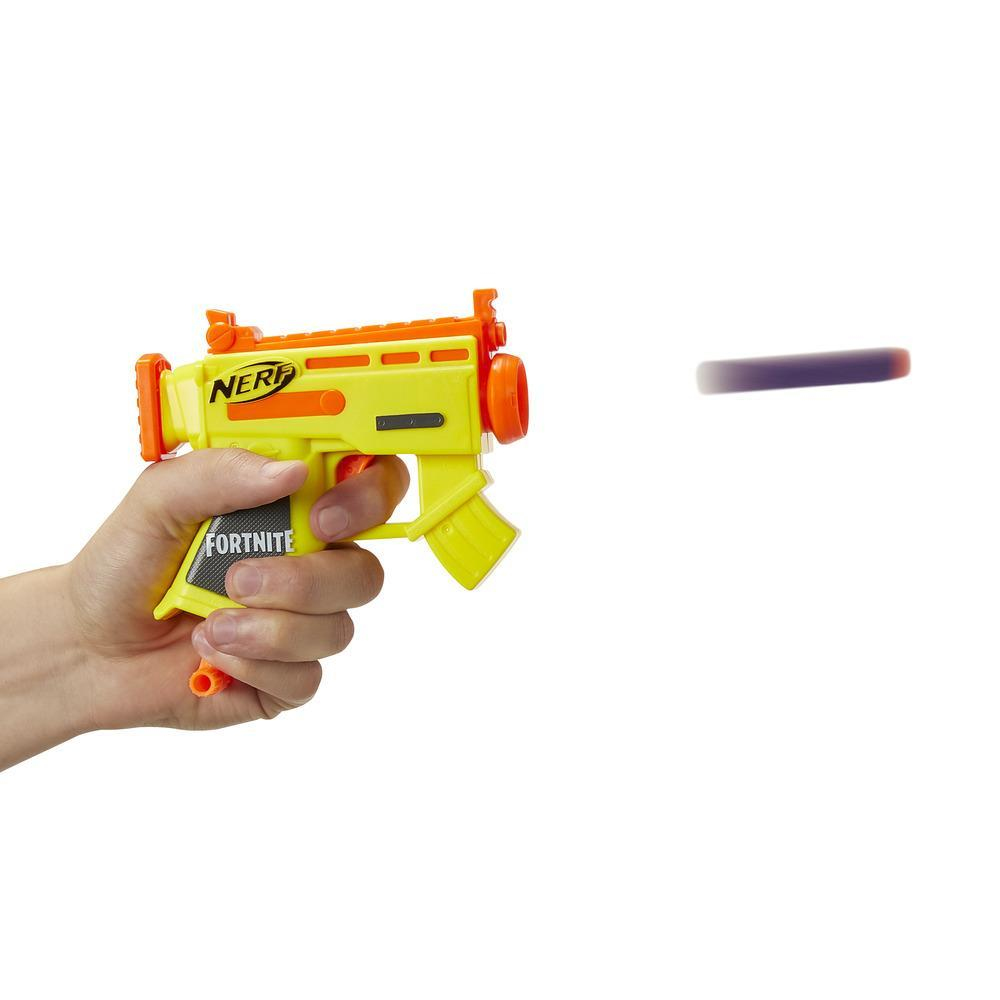 Eine gelbe und orangefarbene Nerf Fortnite-Pistole, die in einer Hand gehalten wird. Die Pistole ist gerichtet, mit einem violetten Dart.