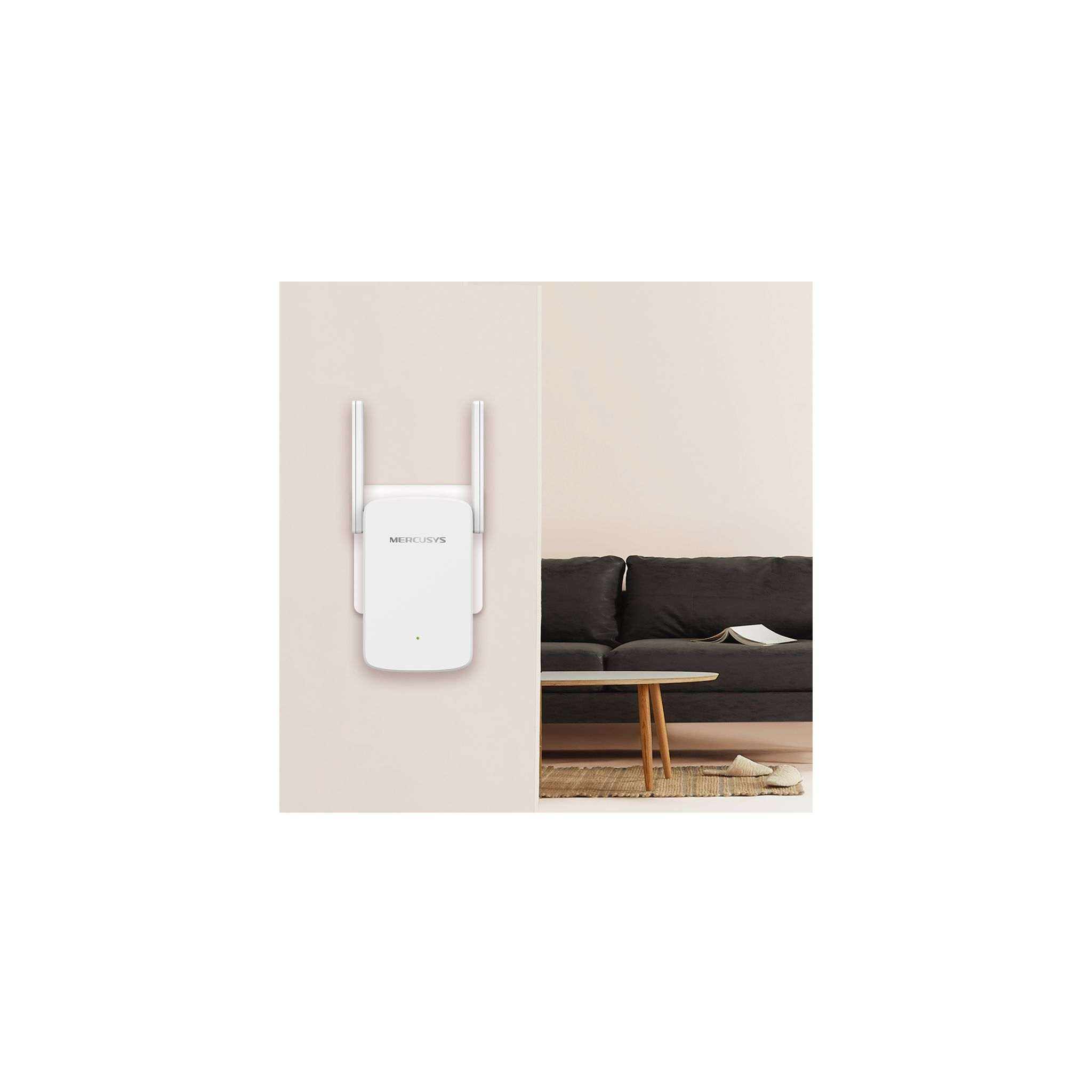 Extensor de alcance WiFi Mercusys blanco montado en una pared. Pared beige y sofá negro al fondo.