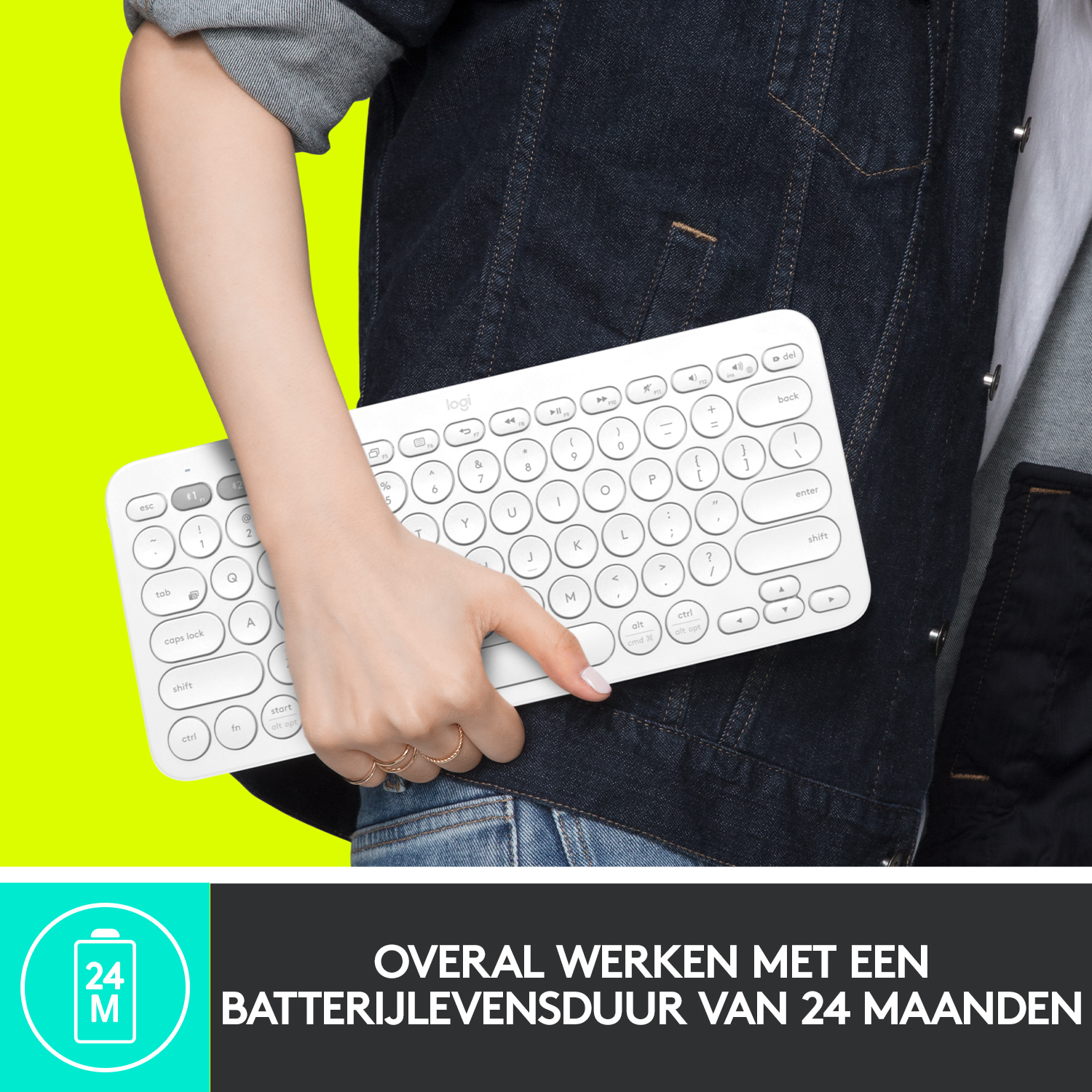 Vrouw houdt een wit toetsenbord vast. Het toetsenbord heeft witte toetsen en bevindt zich voor de vrouw. Donkere achtergrond.