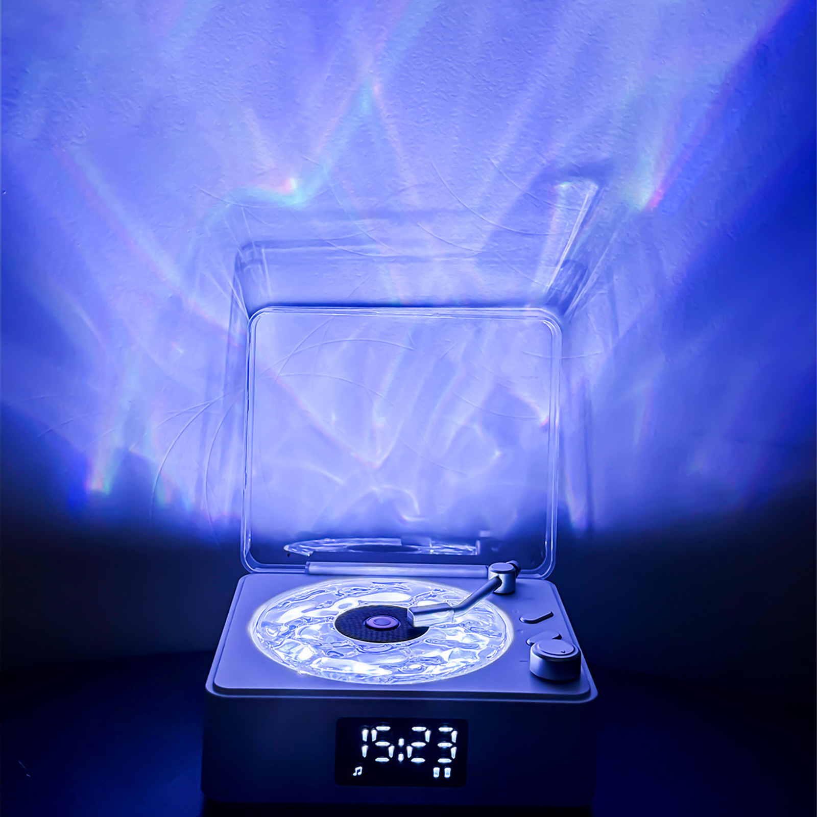 Weißer Retro-Plattenspieler mit Digitaluhr, blaue Beleuchtung.