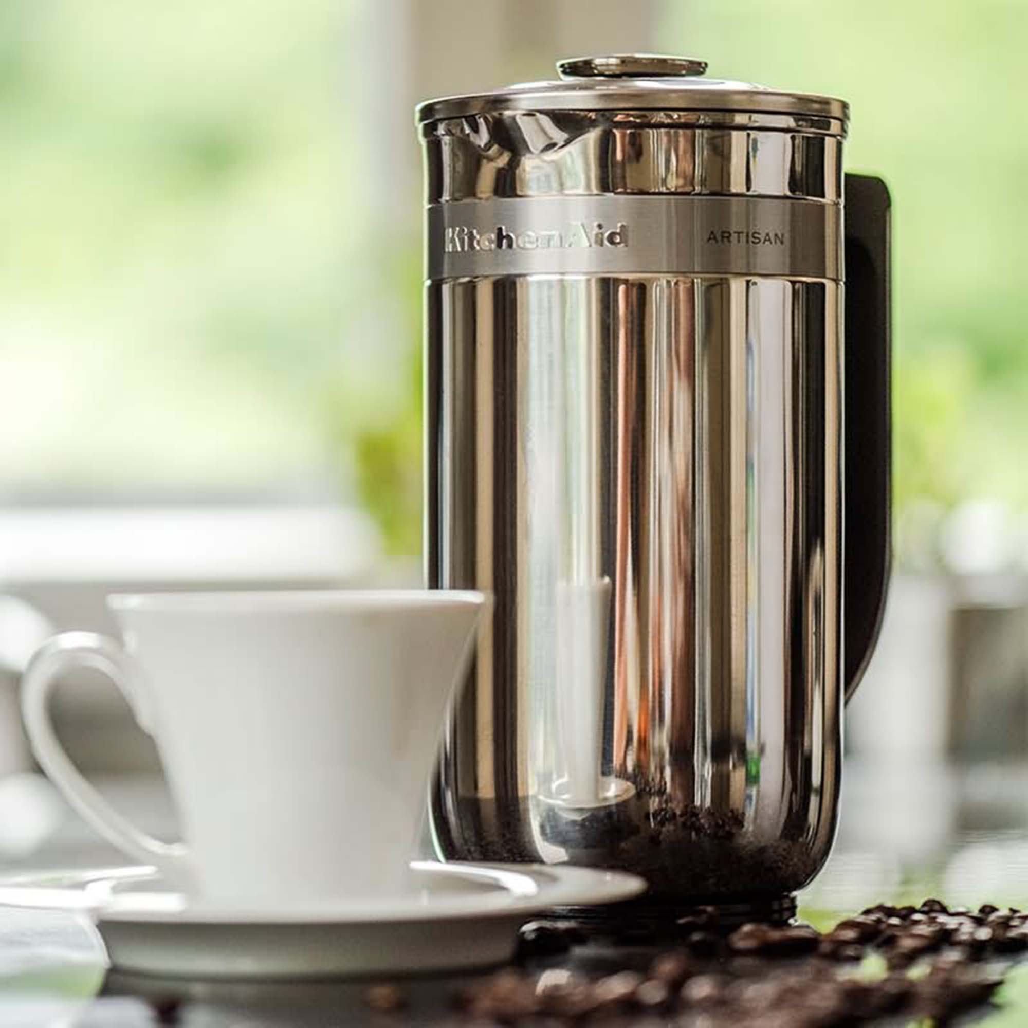 KitchenAid Artisan French Press neben einer weißen Tasse und Kaffeebohnen.