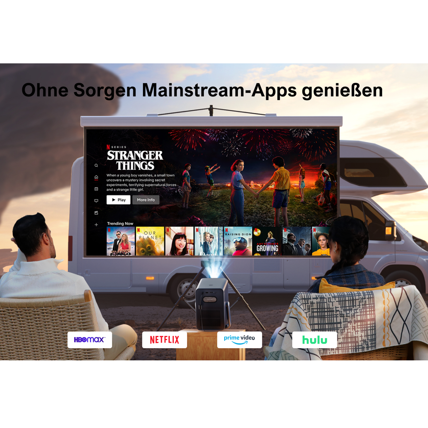 Leute schauen draußen auf einen Projektor Film mit App-Logos.