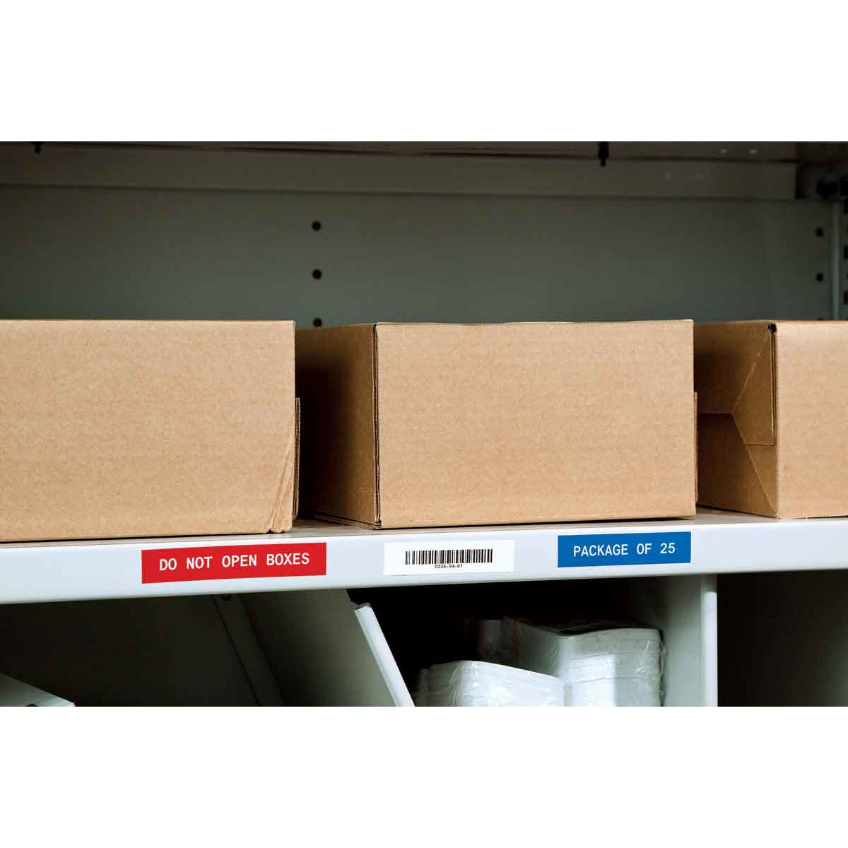 Półka z kartonami. Na półce znajdują się czerwone, białe i niebieskie etykiety.