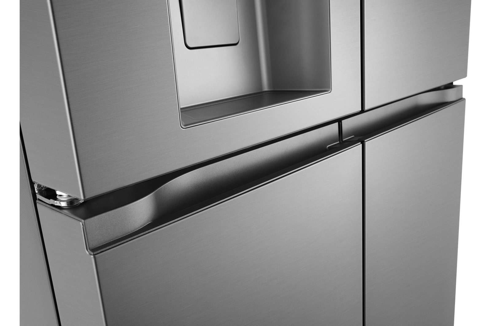 Nahaufnahme eines Kühlschranktürgriffs und -spenders, mit schlankem, modernem Design und Metallic-Finish.