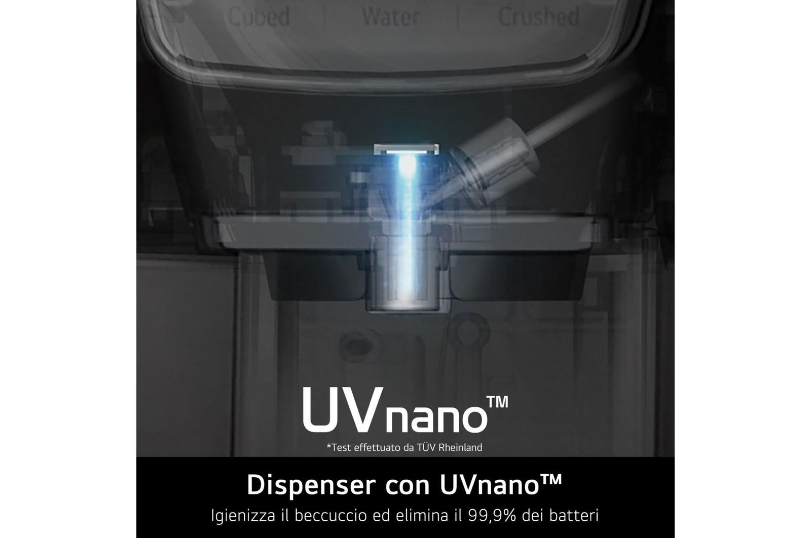 Un dispensador con tecnología UVnano para un refrigerador, mostrando el mecanismo de dispensación de agua.