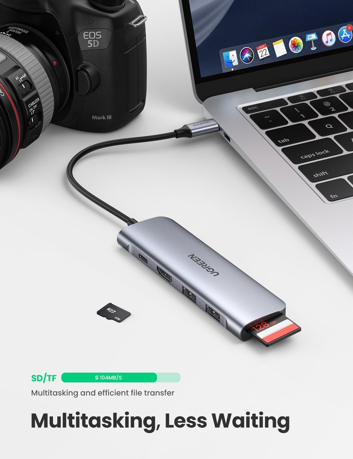 Srebrny adapter UGREEN podłączony do laptopa. Widoczna jest również karta SD i kabel USB-C.