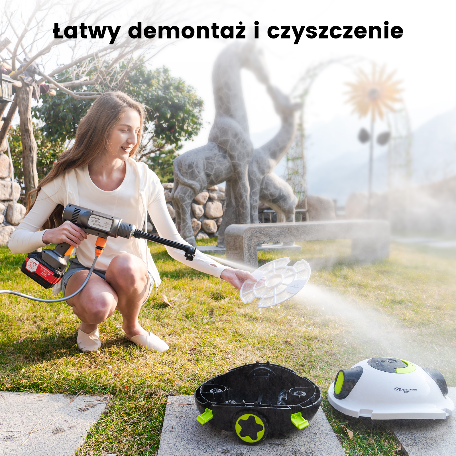 Kobieta demontuje odkurzacz basenowy, z wężem wodnym w pobliżu. Odkurzacz ma zielone akcenty.