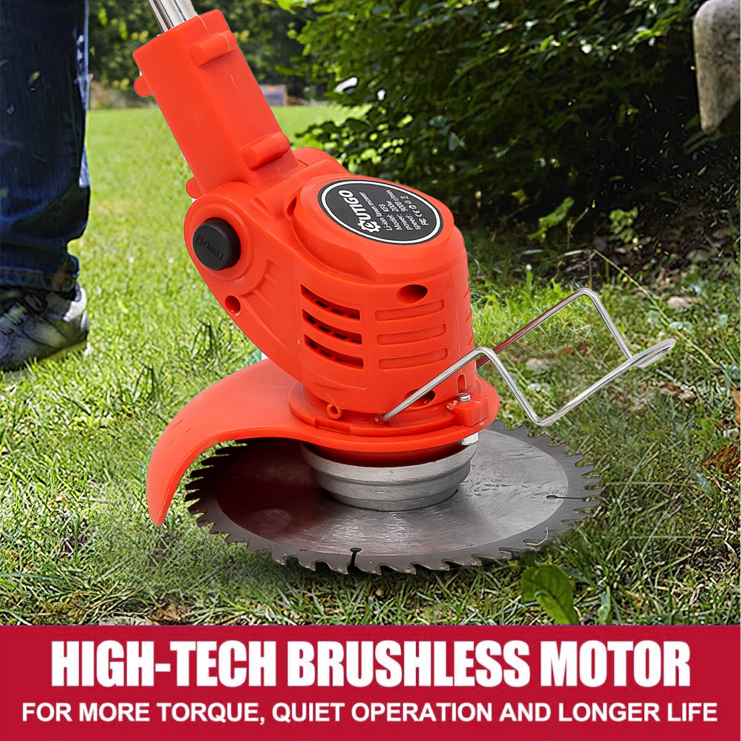 Pomarańczowa i czarna podkaszarka z ostrzem na trawie. Osoba w niebieskich dżinsach w tle.