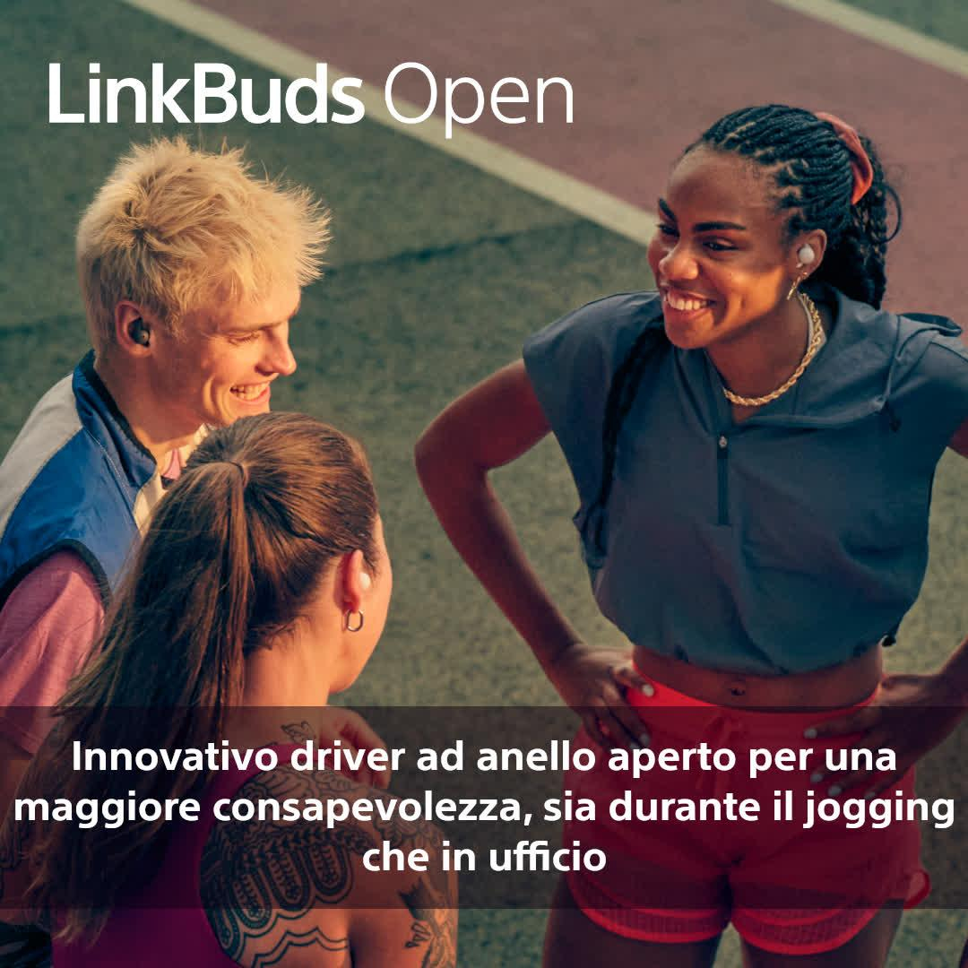 Tres personas con auriculares se sonríen y se miran. La imagen promueve el diseño de oído abierto.