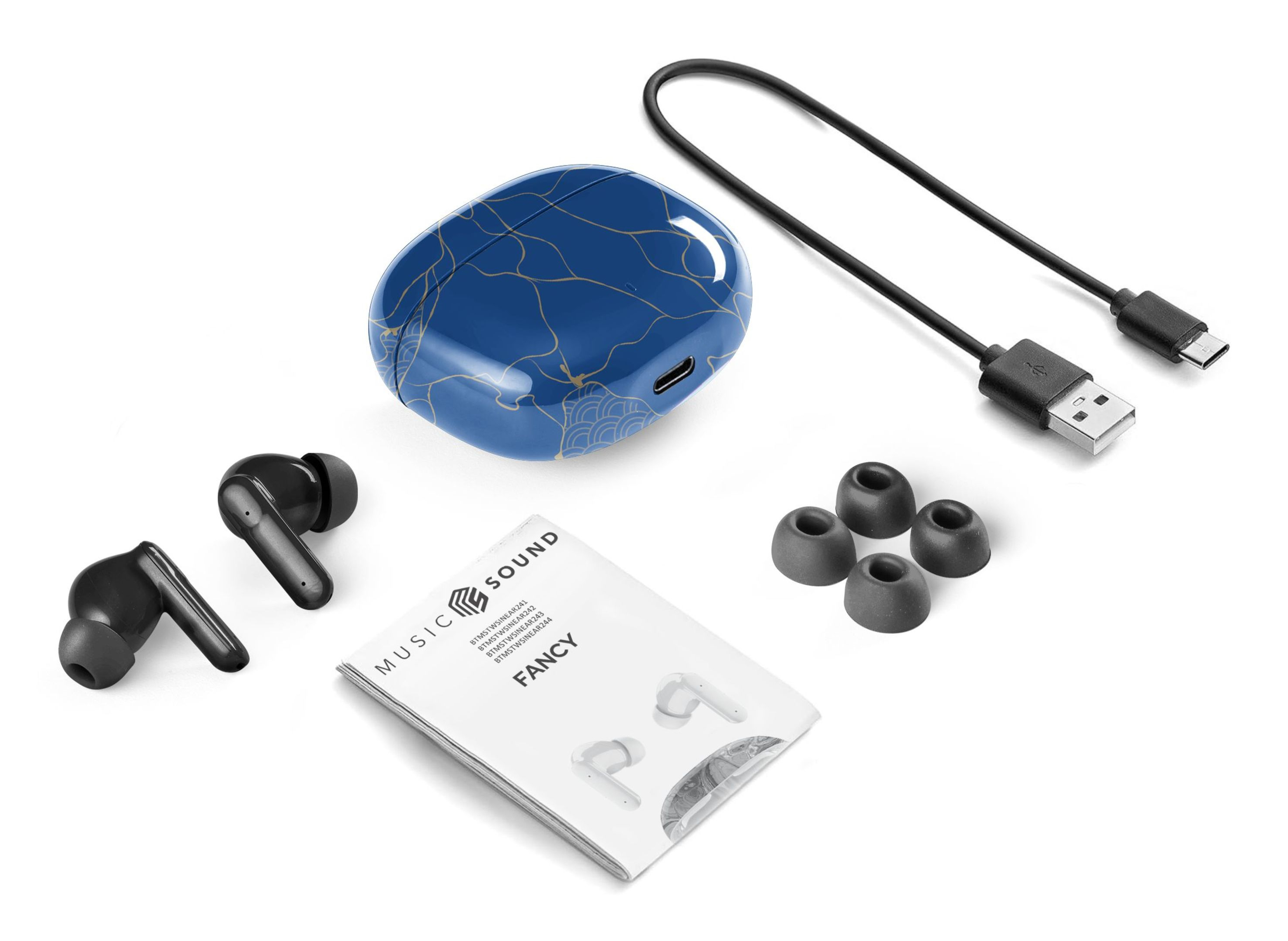 Kabellose Ohrhörer und Ladecase mit USB-Kabel. Die Verpackung ist im Hintergrund.