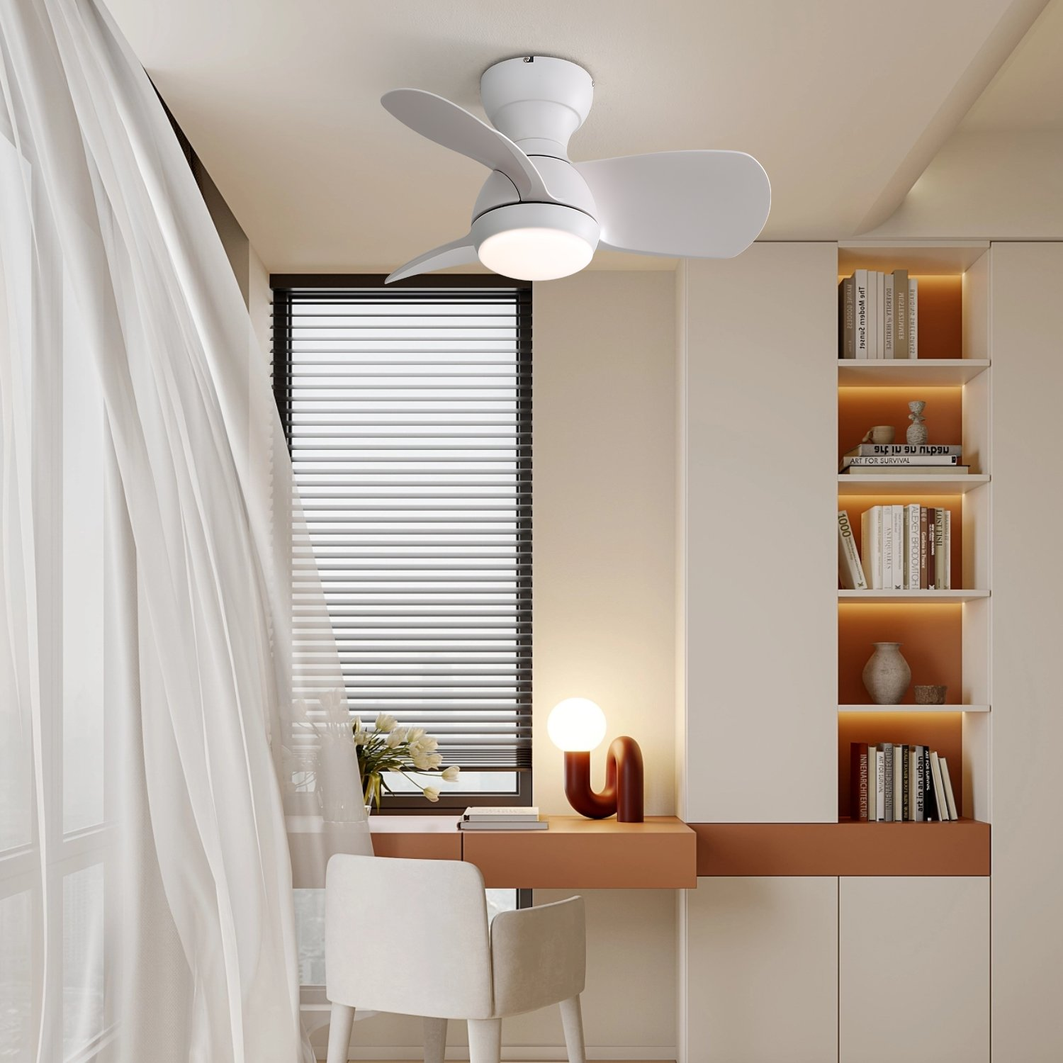 Weißer Deckenventilator mit drei Flügeln, über einem Schreibtisch, Innenraum.