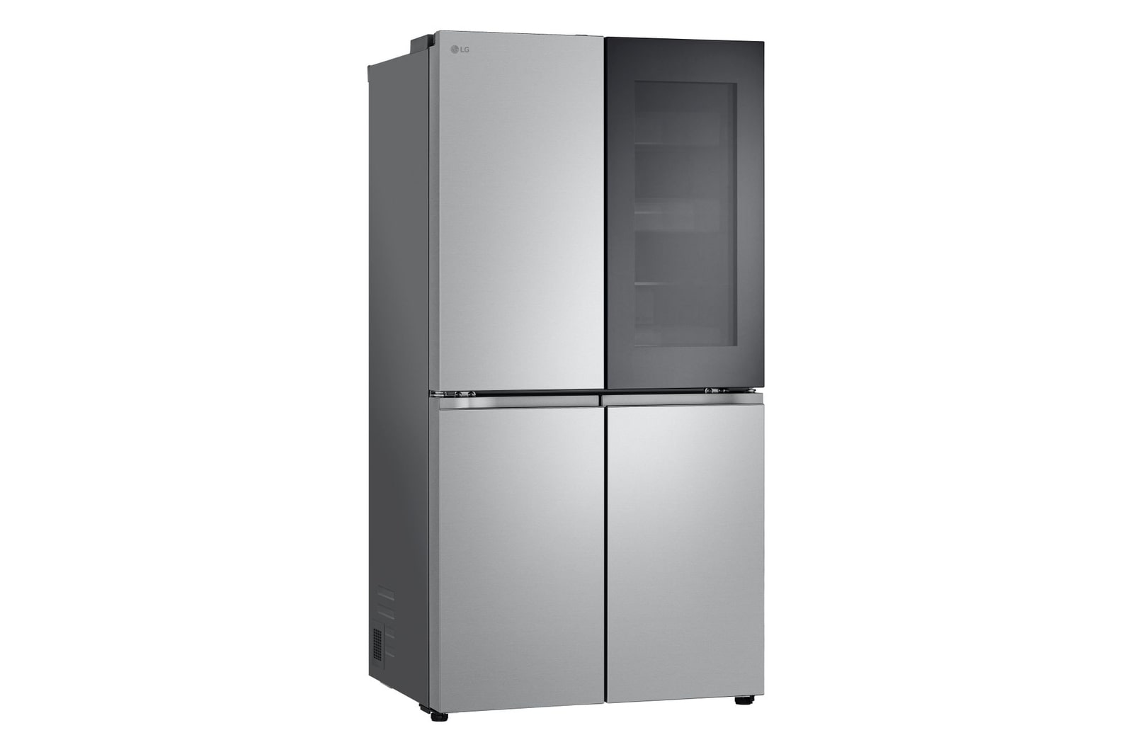 Wyciągarka do soku z sokiem pomarańczowym wlewanym do szklanki. Pomarańcza jest widoczna.