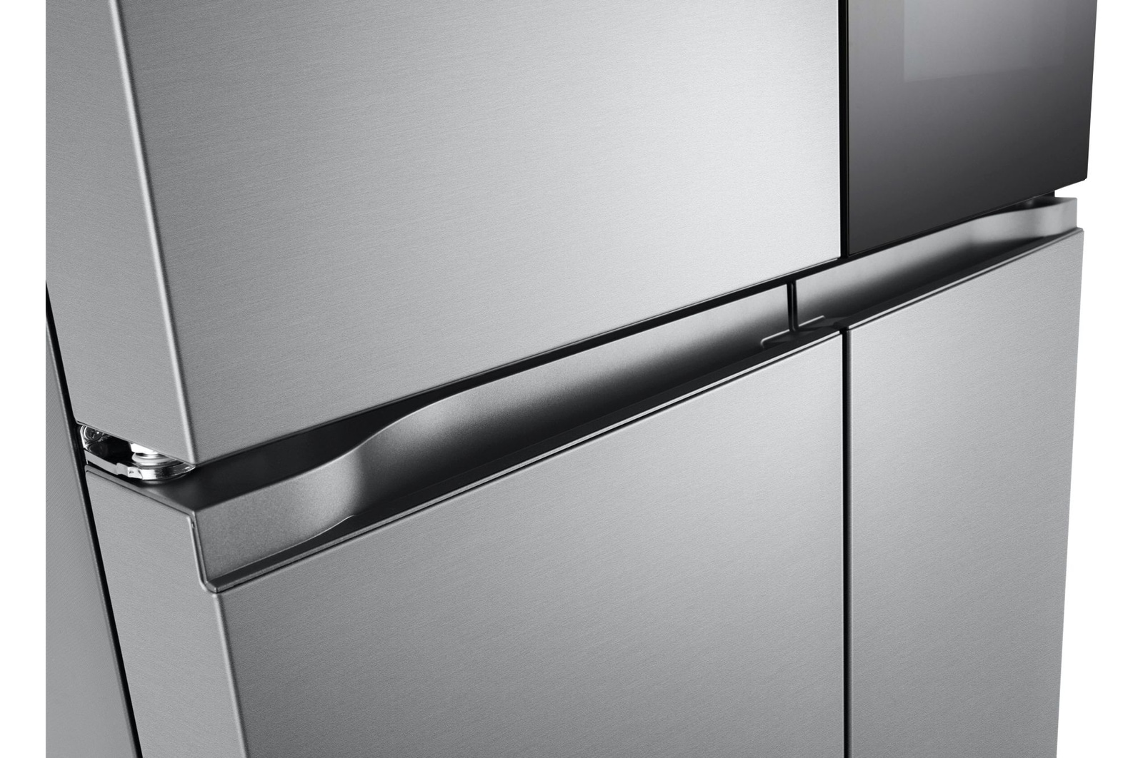 Zbliżenie srebrnych uchwytów lodówki. Drzwi są zamknięte i odbijają światło.