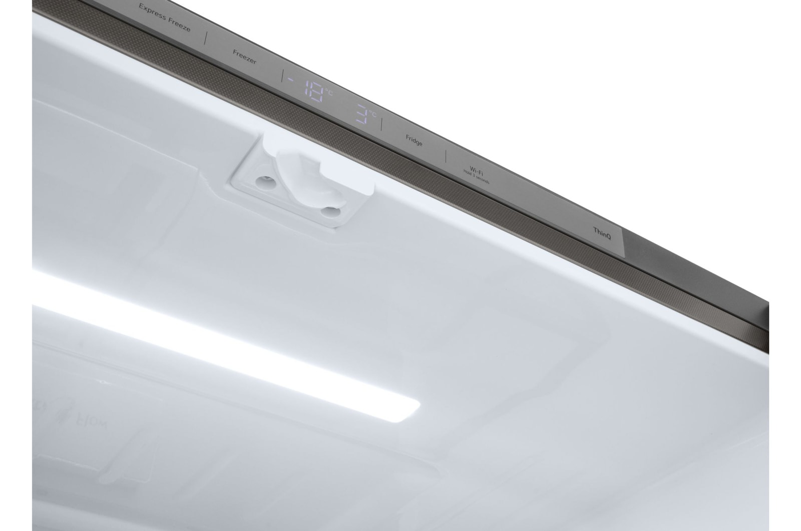 Wnętrze lodówki, ze światłem i wyświetlaczem. Wyświetlacz pokazuje -18°C.