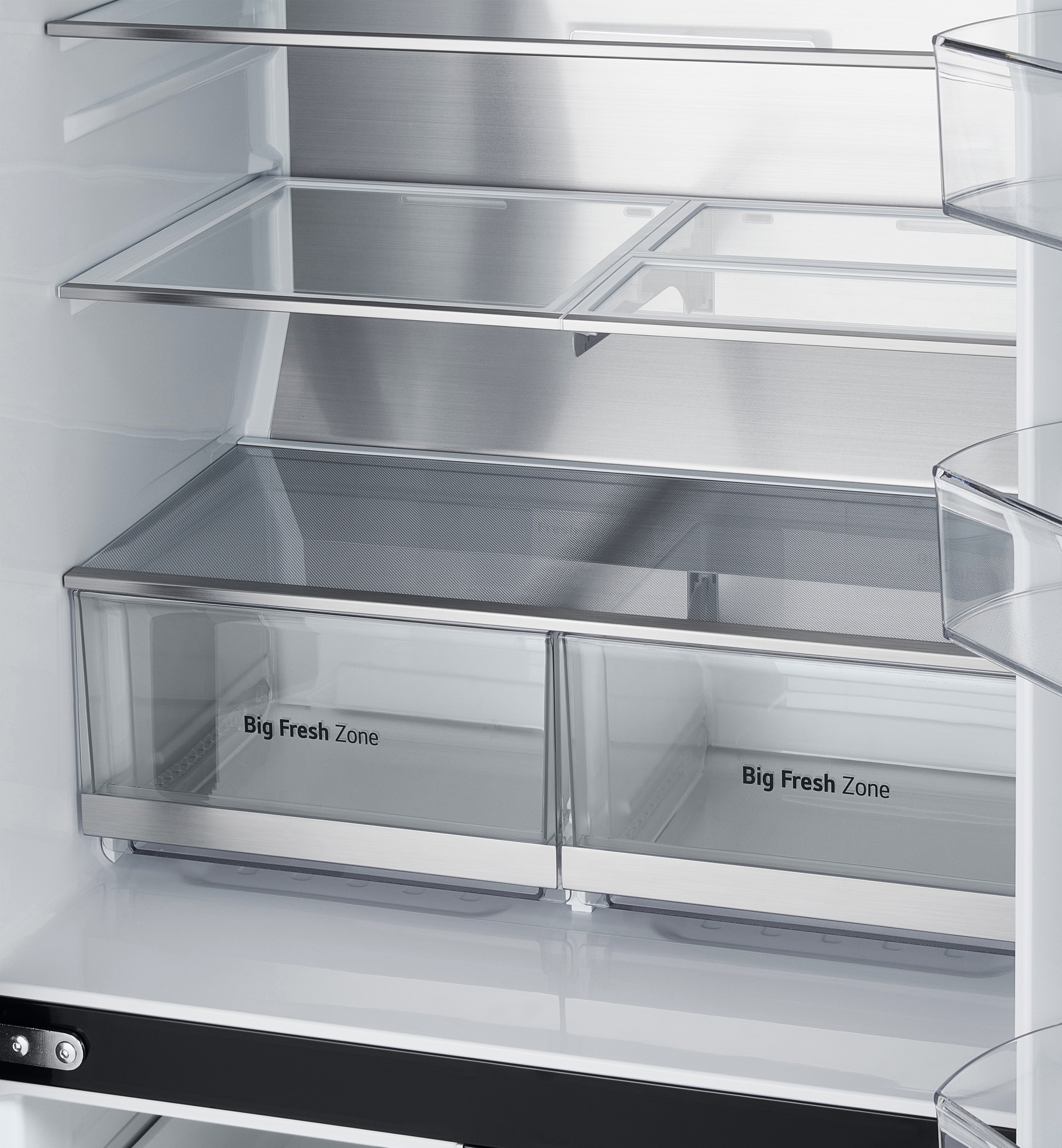 Zbliżenie na wnętrze lodówki, pokazujące półki i szuflady Big Fresh Zone.