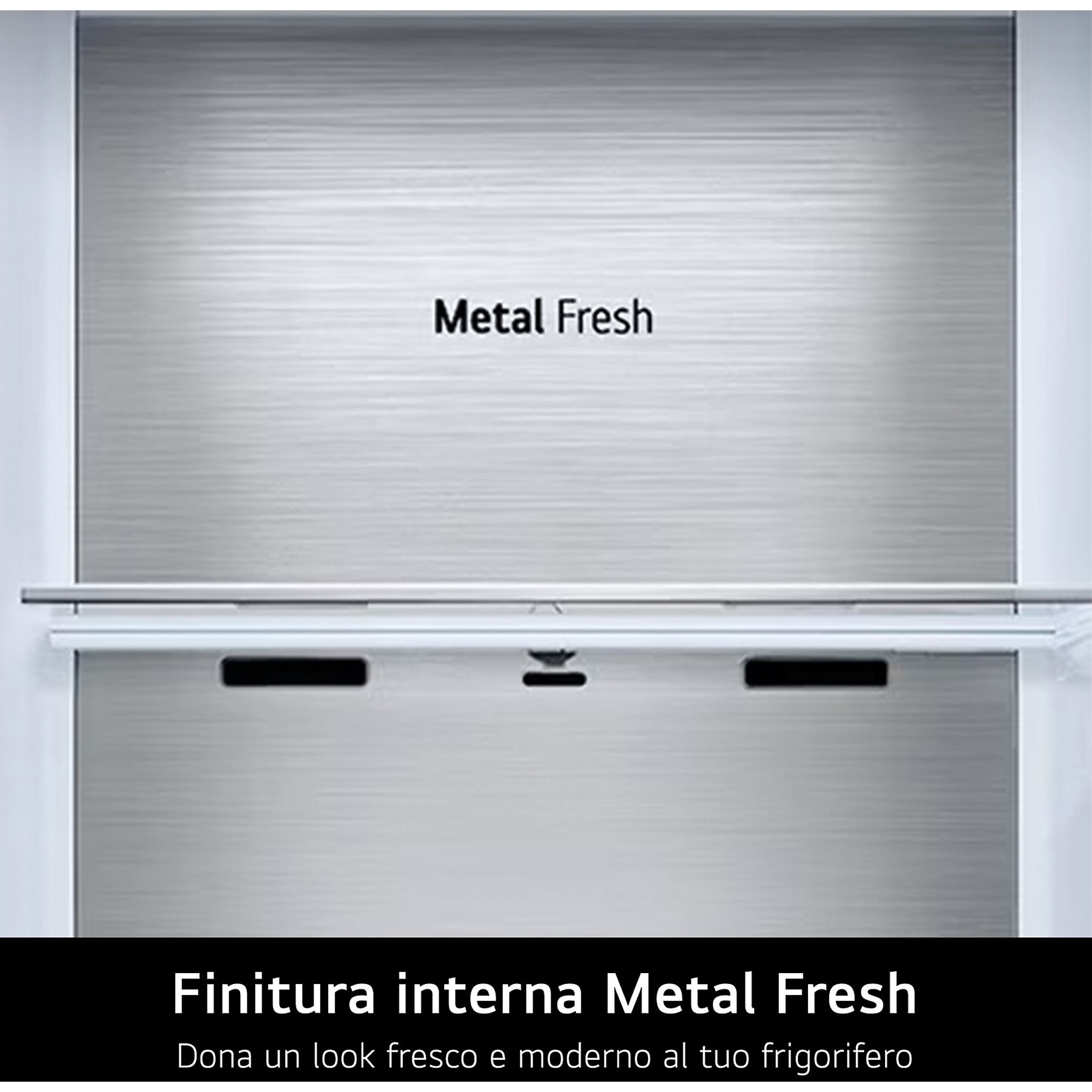 Interior de un refrigerador con acabado metálico, texto 'Metal Fresh' y descripción italiana.
