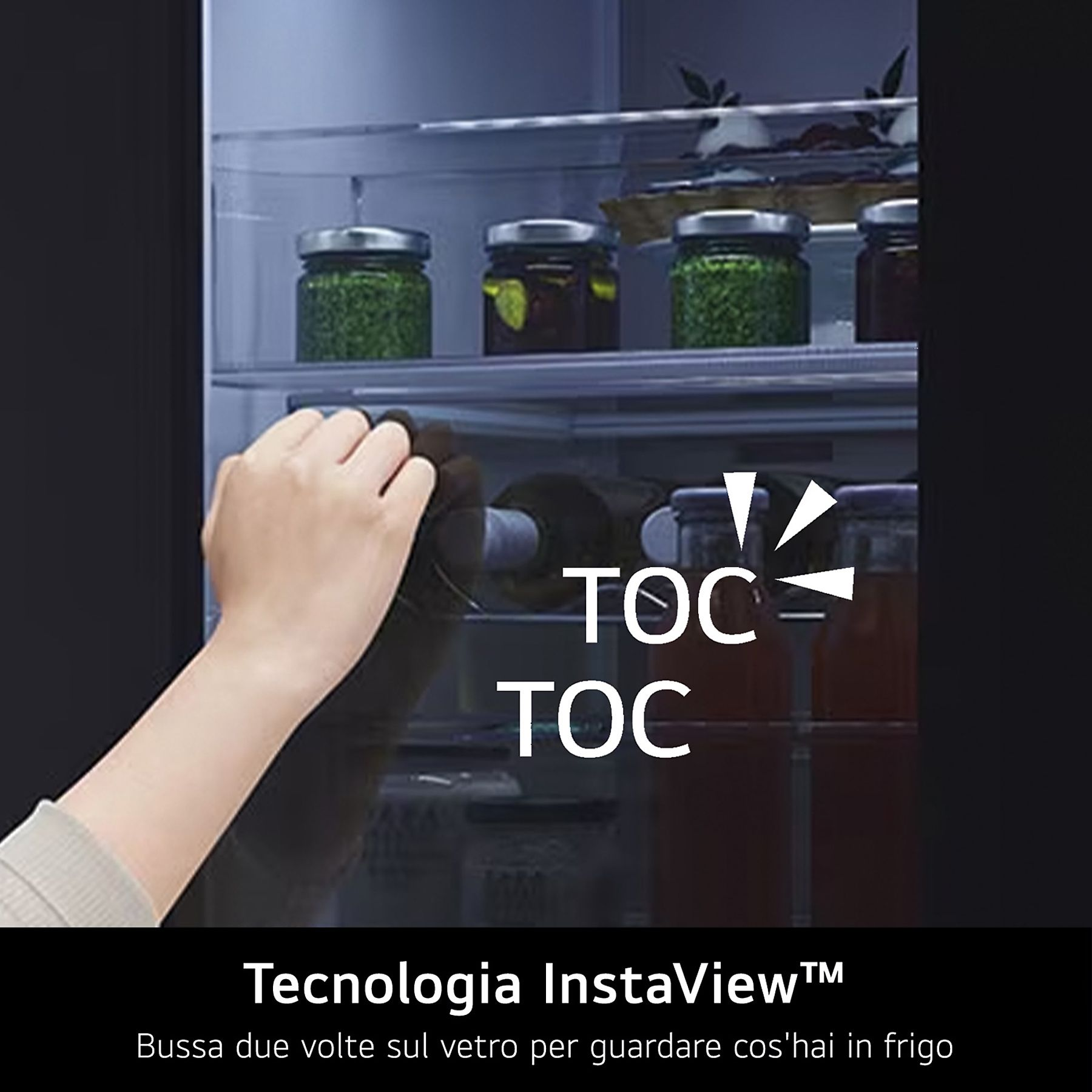 Ręka pukająca w drzwi lodówki, pokazująca technologię InstaView, z tekstem 'TOC TOC' i włoskim opisem.