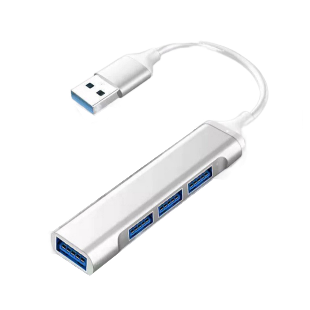 Ein silberner USB-Hub mit vier Anschlüssen und einem weißen USB-Stecker auf weißem Hintergrund.