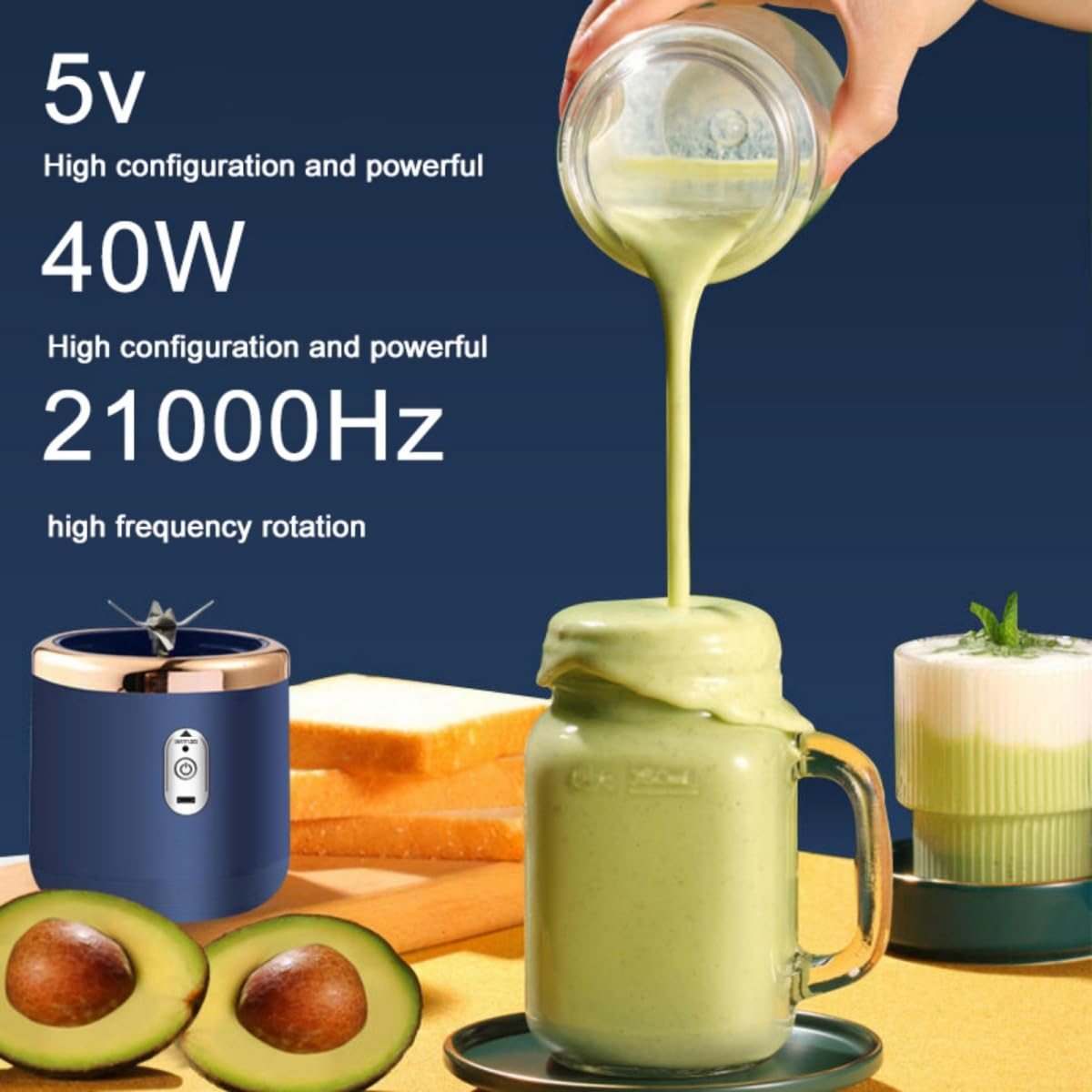 Ein Mixer gießt grüne Flüssigkeit in ein Glas mit Avocados und Brot.
