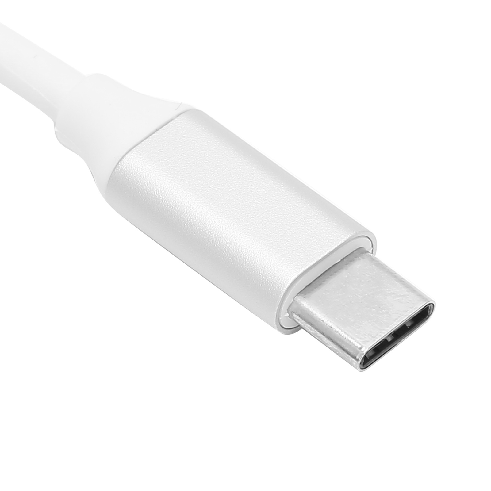 Nahaufnahme eines weißen USB-C-Kabels mit silbernem Stecker. Weißer Hintergrund.
