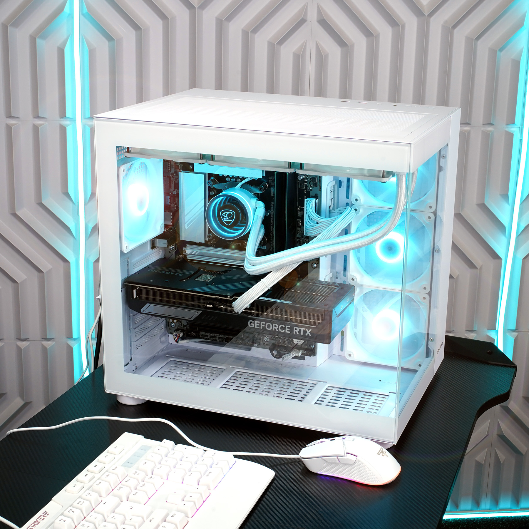 Weißes Computergehäuse mit internen Komponenten, beleuchteten Lüftern und einer GeForce RTX-Grafikkarte.