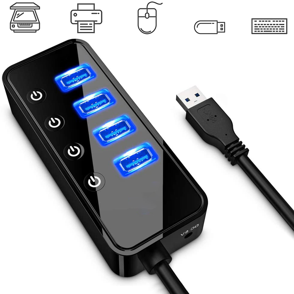 Schwarzer USB-Hub mit vier blauen Anschlüssen und Einschaltknöpfen. Symbole oben, schwarzes Kabel. Weißer Hintergrund.