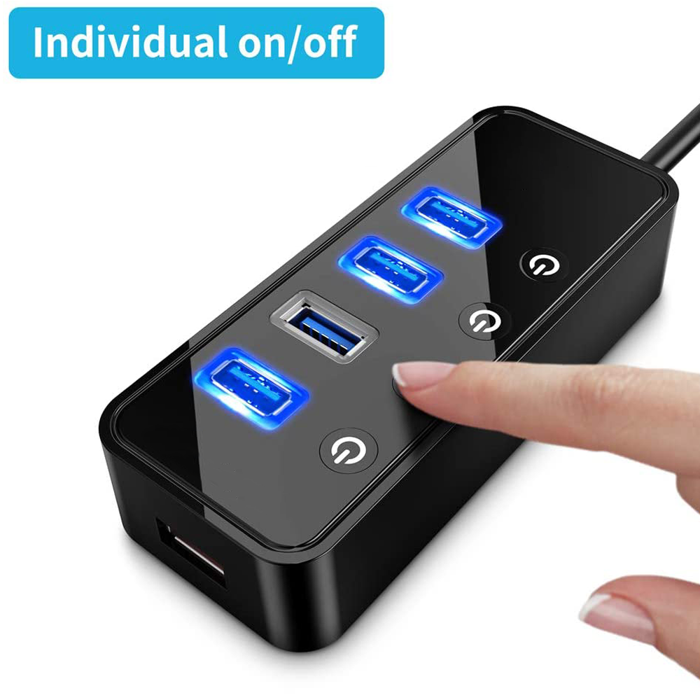 Schwarzer USB-Hub mit drei blauen USB-Anschlüssen. Weiße Hand berührt eine der Tasten. Blaues Licht.