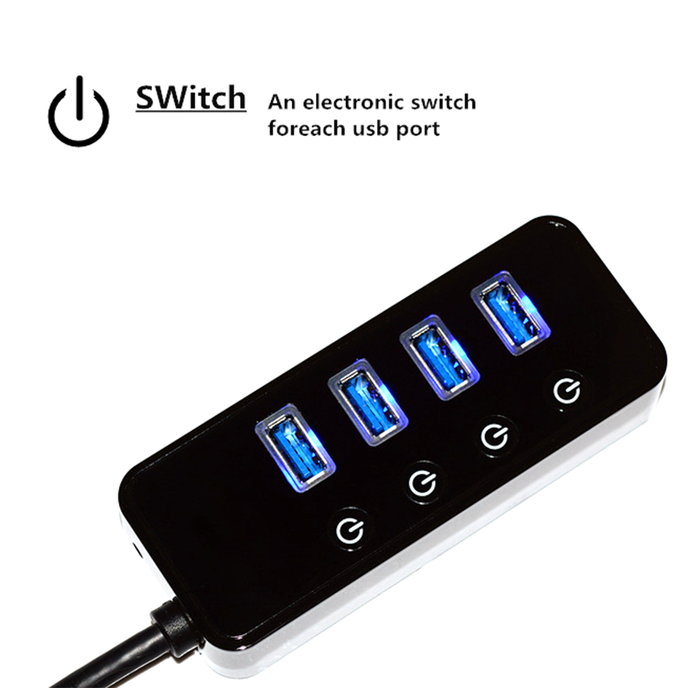 Ein schwarzer USB-Hub mit vier blau beleuchteten Anschlüssen und Netzschaltern auf weißem Grund.