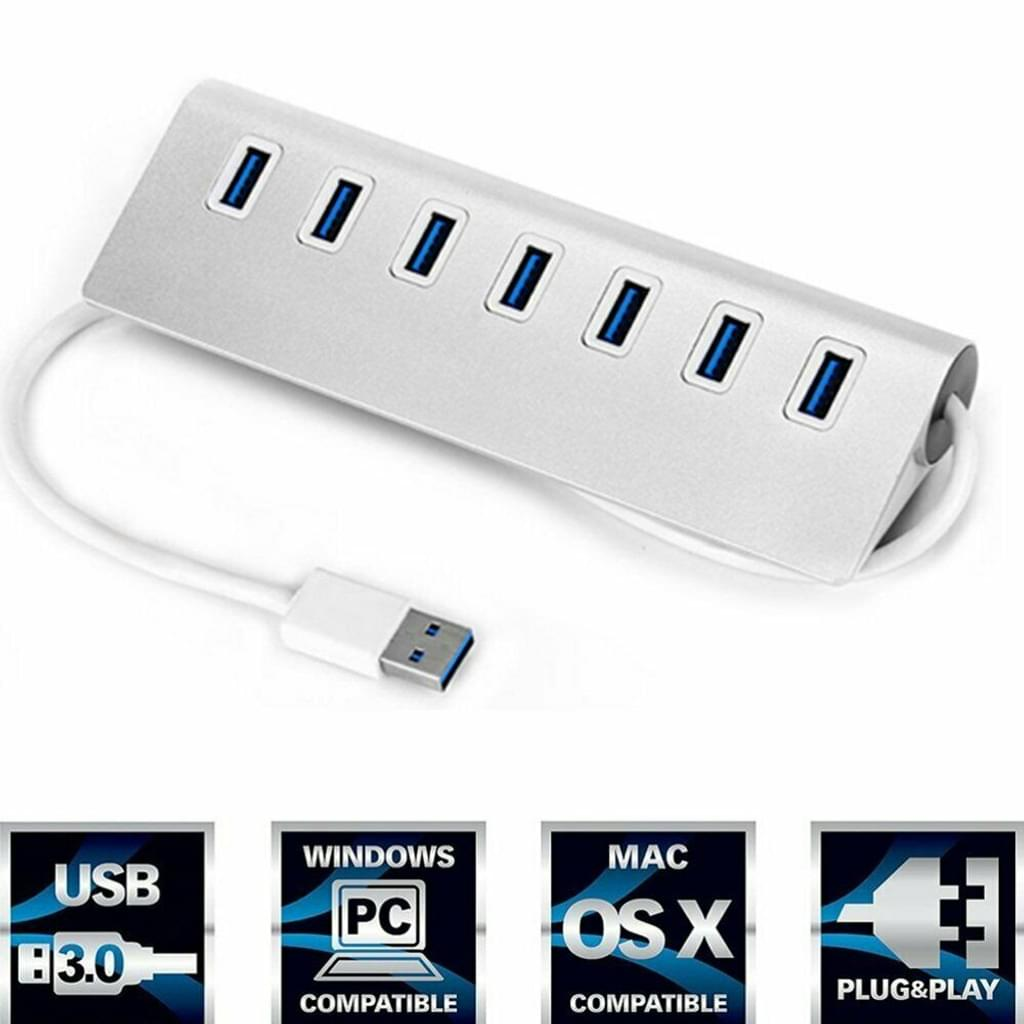 Silberner USB-Hub mit sieben blauen USB-Anschlüssen. Weißes Kabel mit USB-Anschluss am Ende.